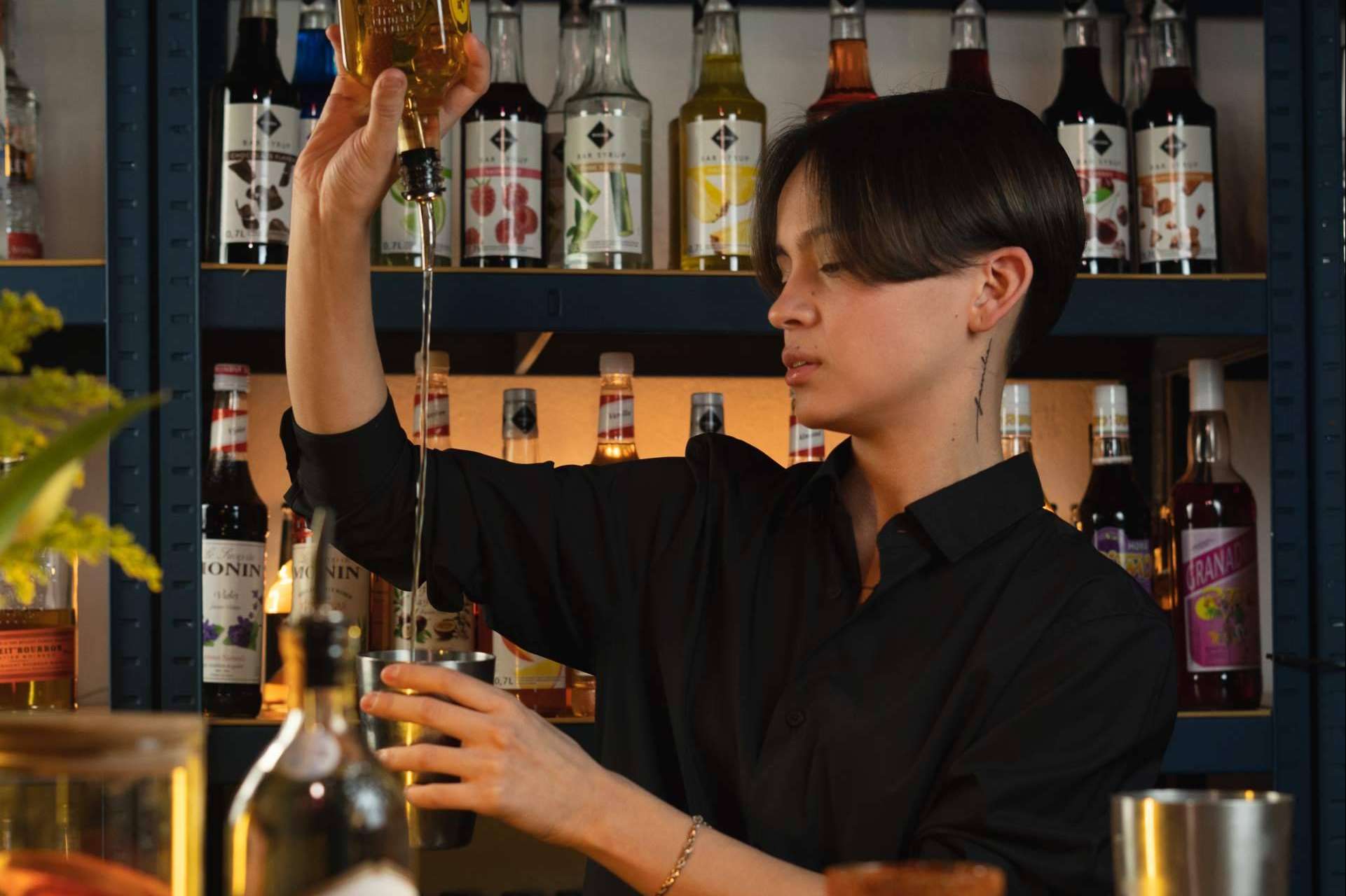 El curso de bartender profesional, forjando maestros de la coctelería a través de la experiencia práctica