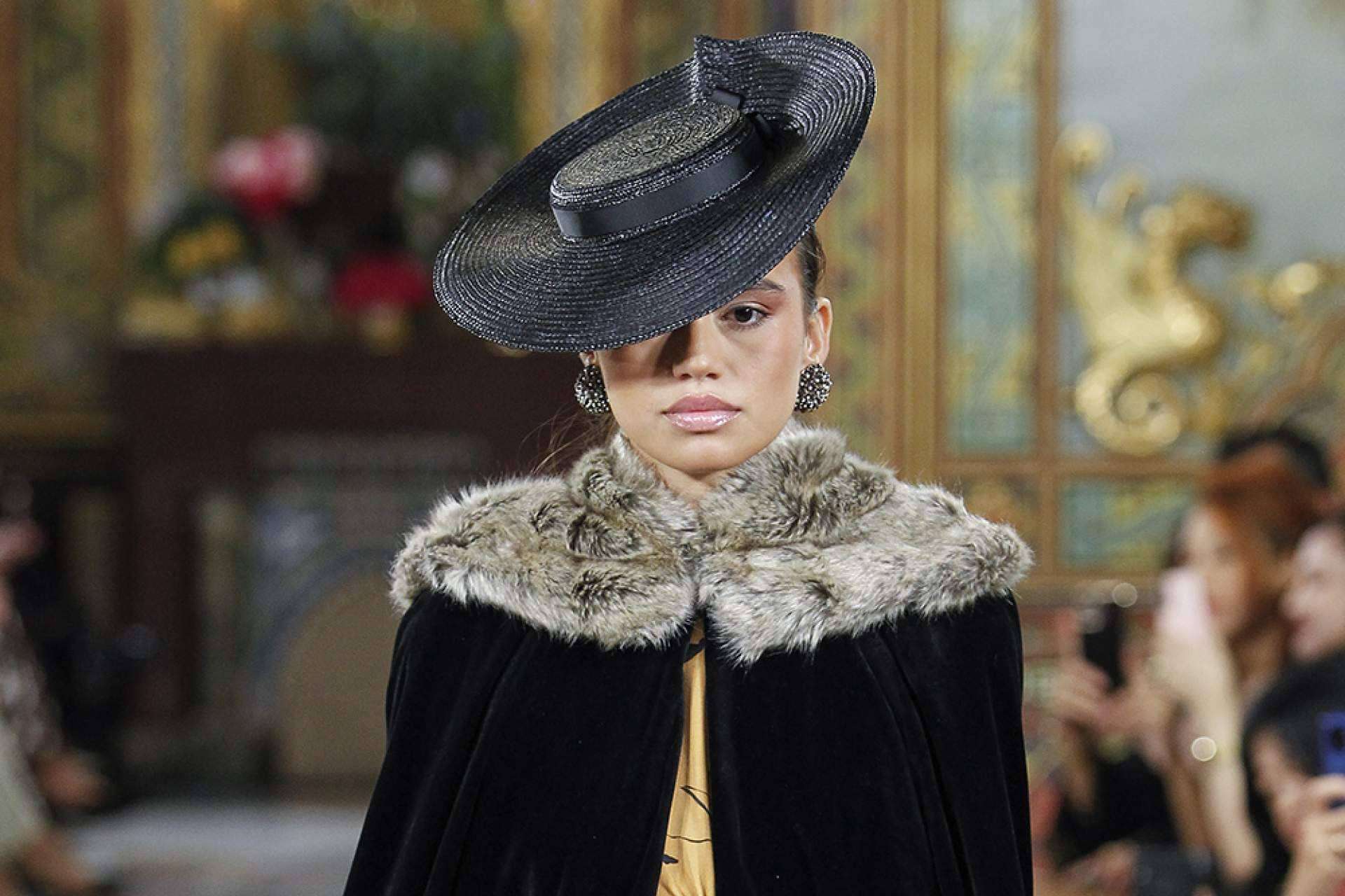 Una de las marcas españolas sostenibles más tops de complementos tendencia para invitadas de boda es Capas Capicúa