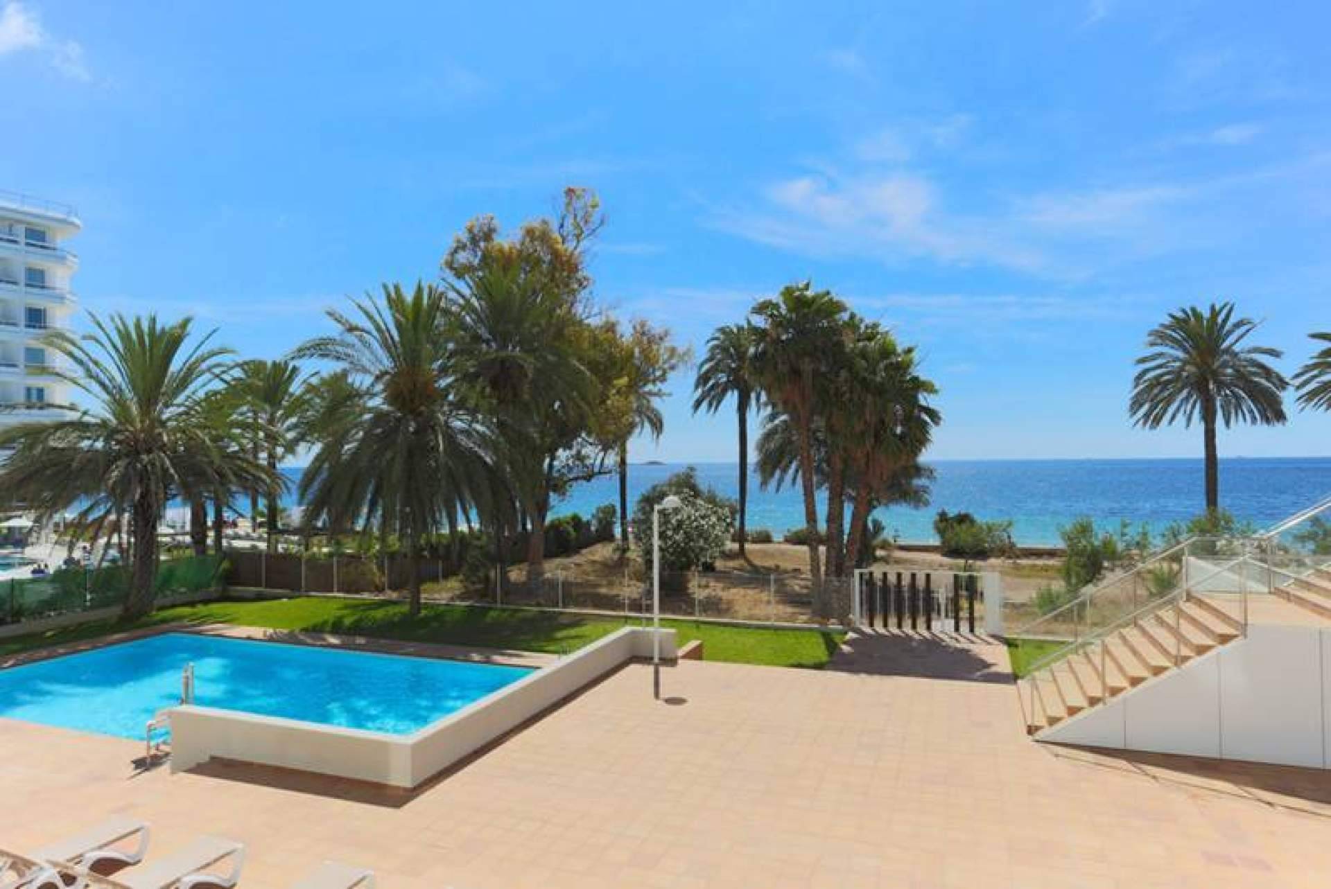 Eactivos.com publica en su plataforma apartamentos en primera línea de playa en una de las zonas más conocidas de Ibiza