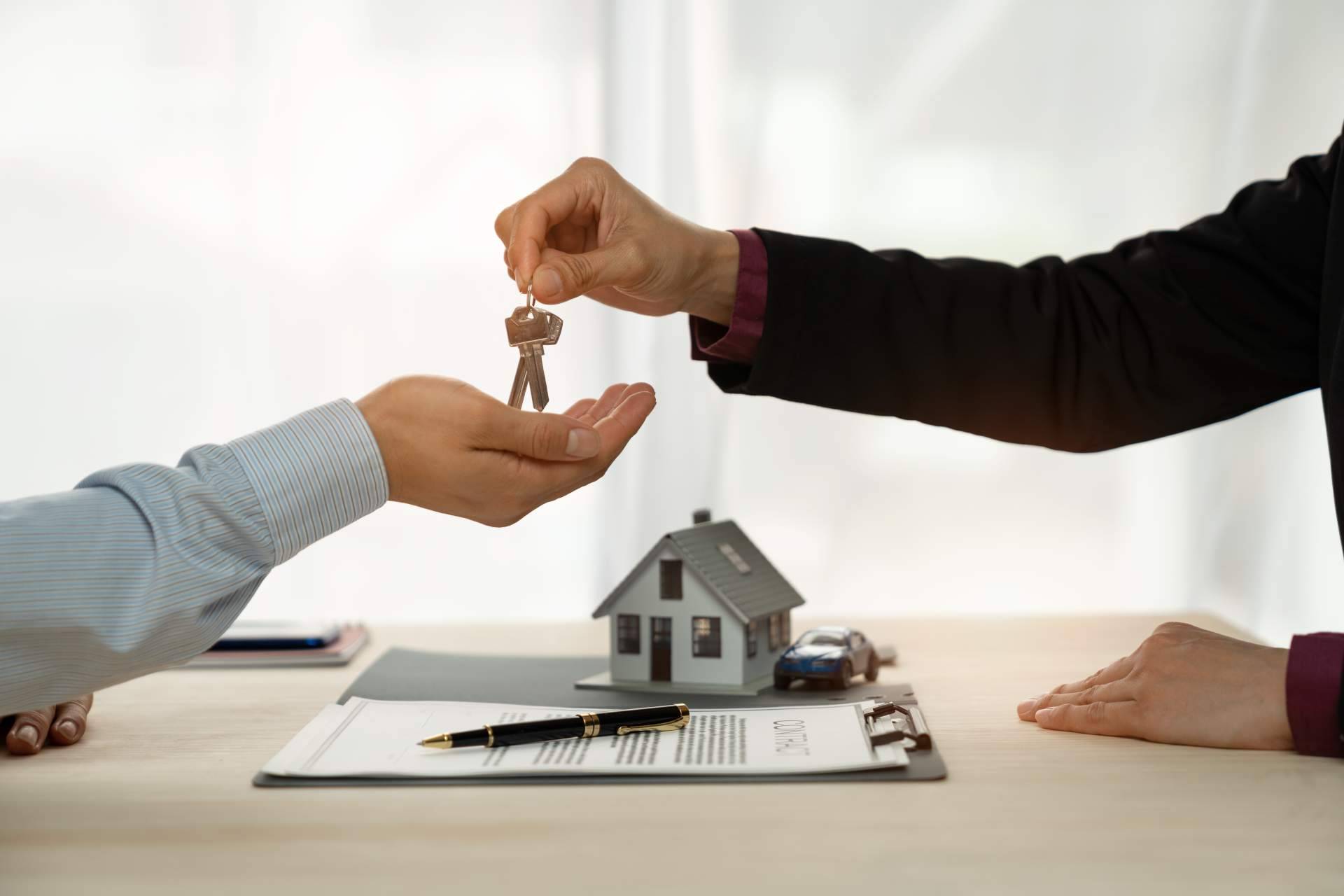 A la inmobiliaria en Inmoversion, quién paga la comisión
