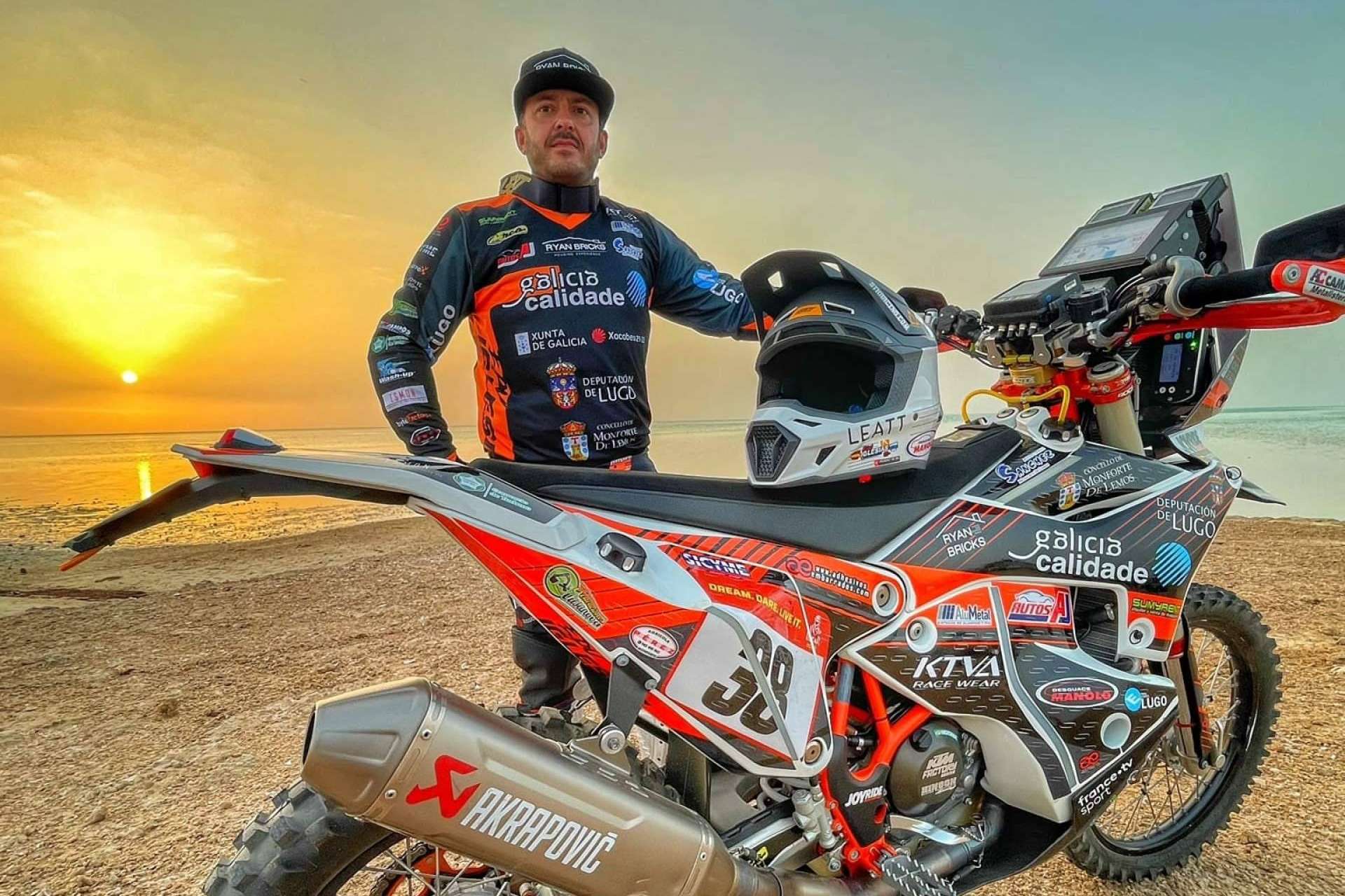 Personalización de adhesivos moto Dakar en ADHESIVOSEMBARRADOS