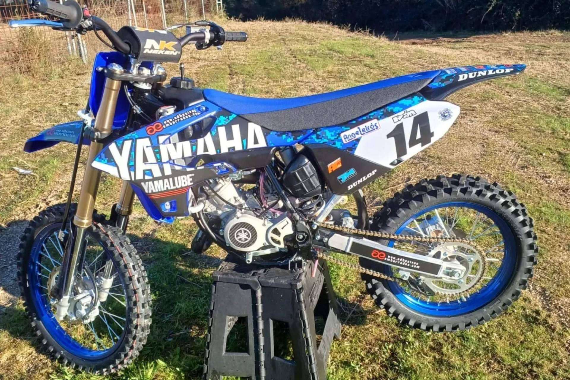 ADHESIVOSEMBARRADOS dispone de adhesivos motocross