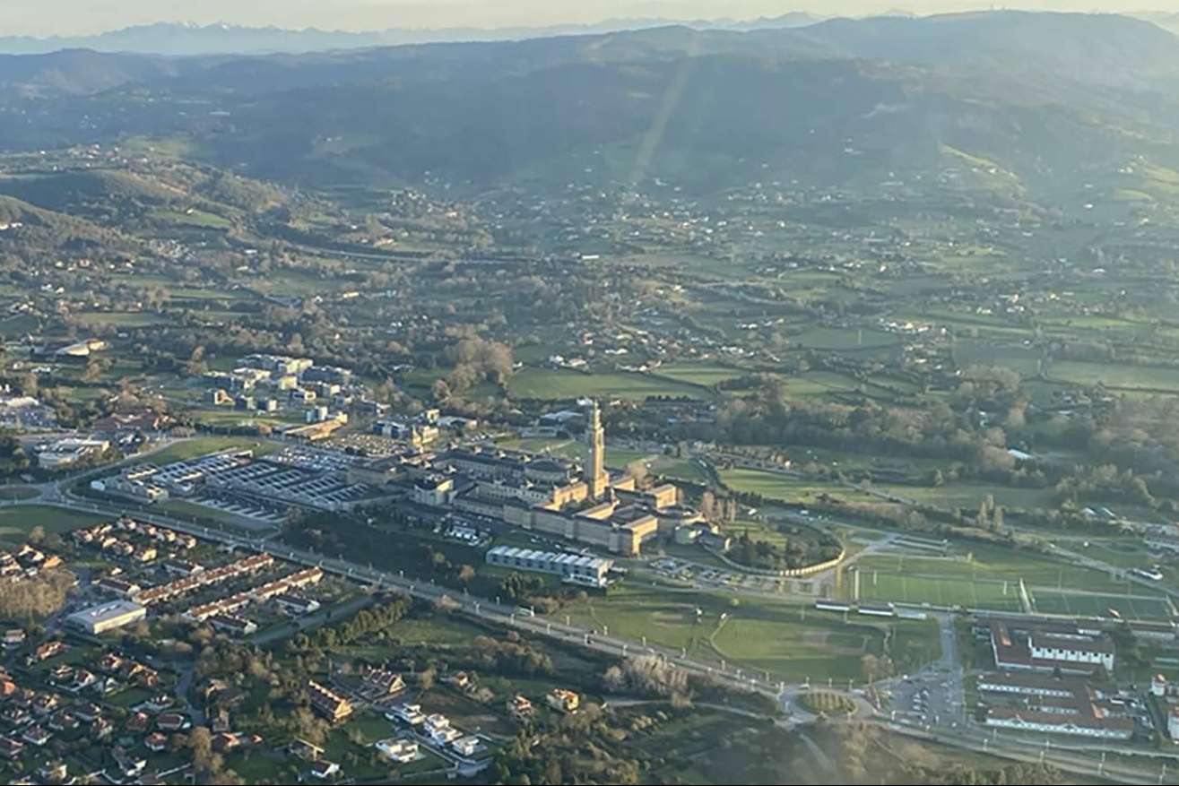 ¿Cuáles son los lugares de España más adecuados y atractivos para practicar el vuelo en avión ultraligero?