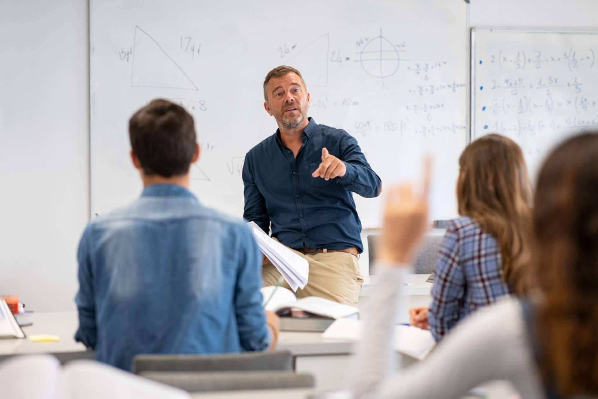Ser profesor/a universitario con la acreditación ANECA, por Ayuda Universitaria Cum Laude