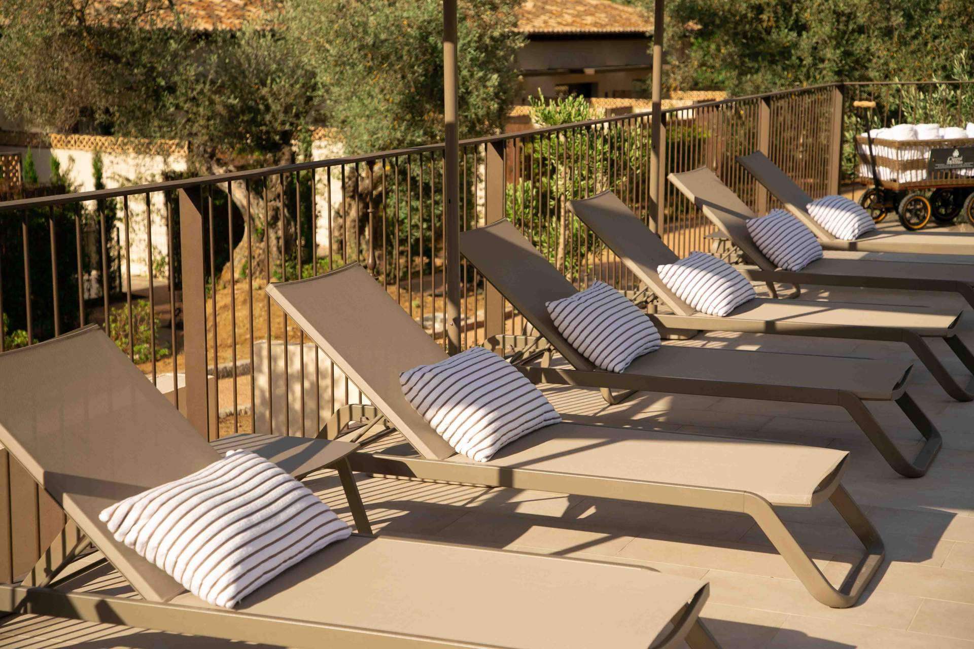 Mejorar el aspecto de una piscina con las tumbonas de Real Hostelería