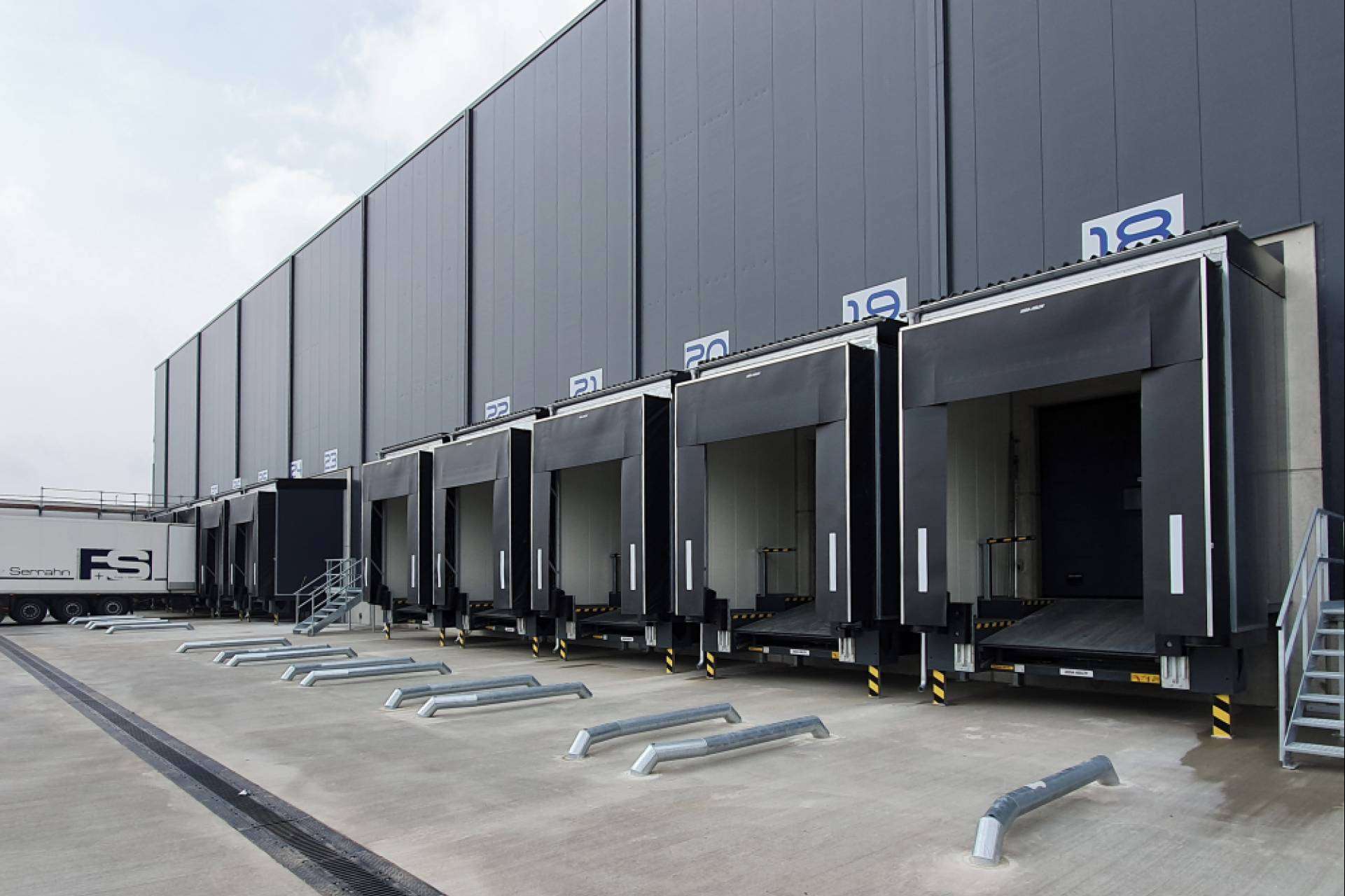 ASSA ABLOY, especialista en equipos para carga y descarga
