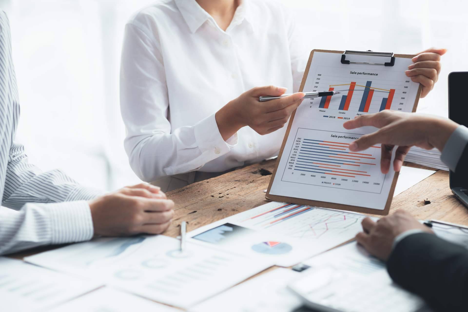La clave para la eficiencia financiera según directores financieros; el trabajo híbrido