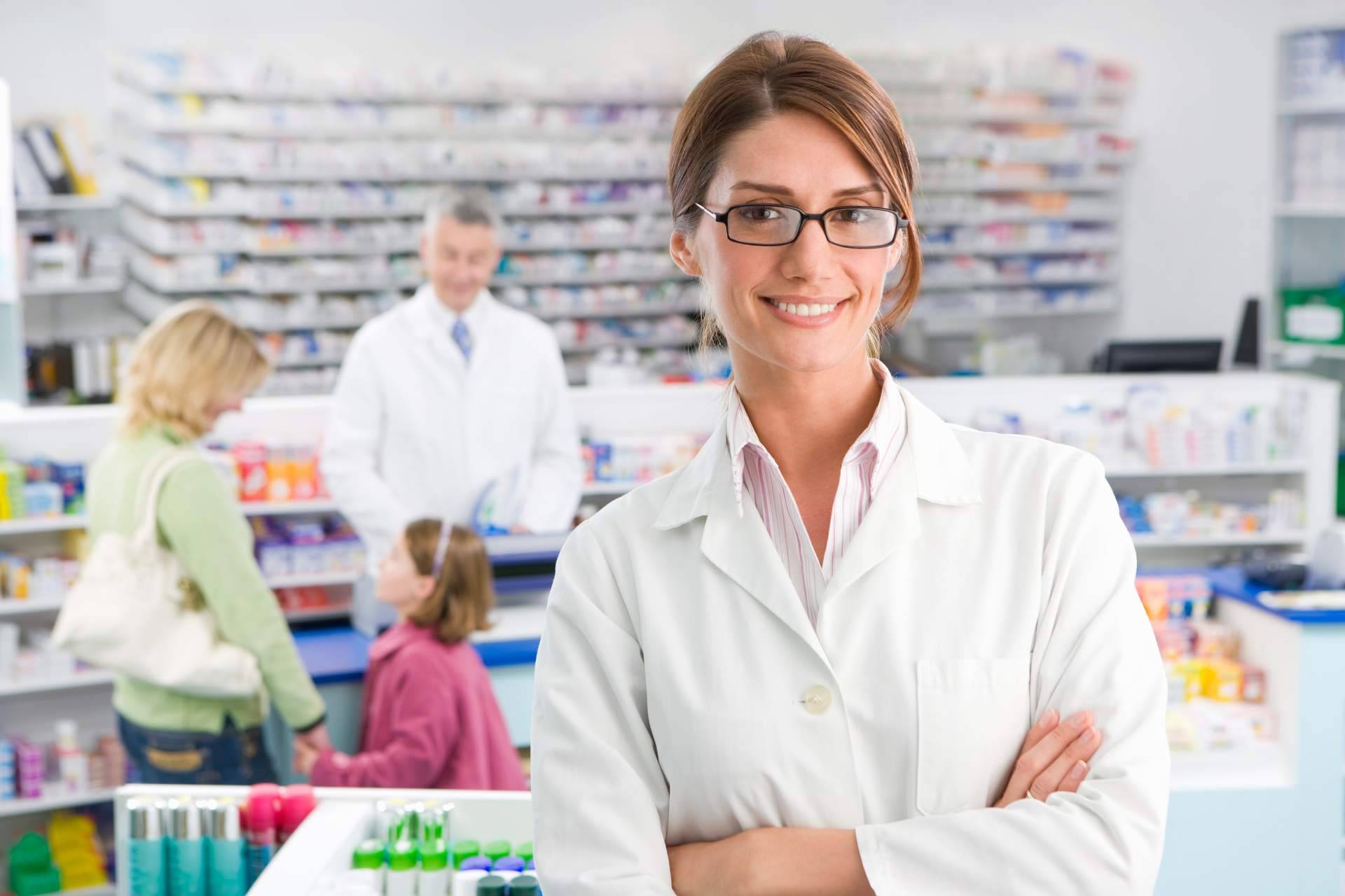 ¿Qué propuestas educativas existen para facilitar la transición al mercado laboral en farmacia y parafarmacia?