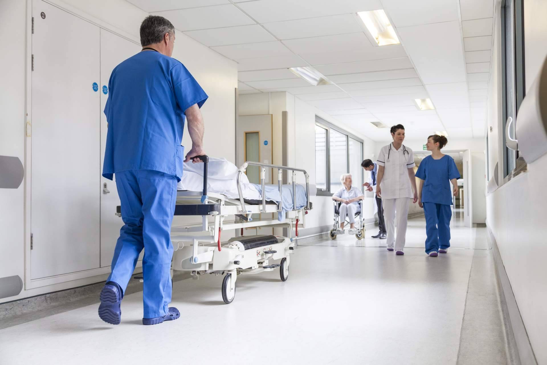 ¿Dónde encontrar una solución para obtener el calzado esterilizado en hospitales? La Fábrica del Software