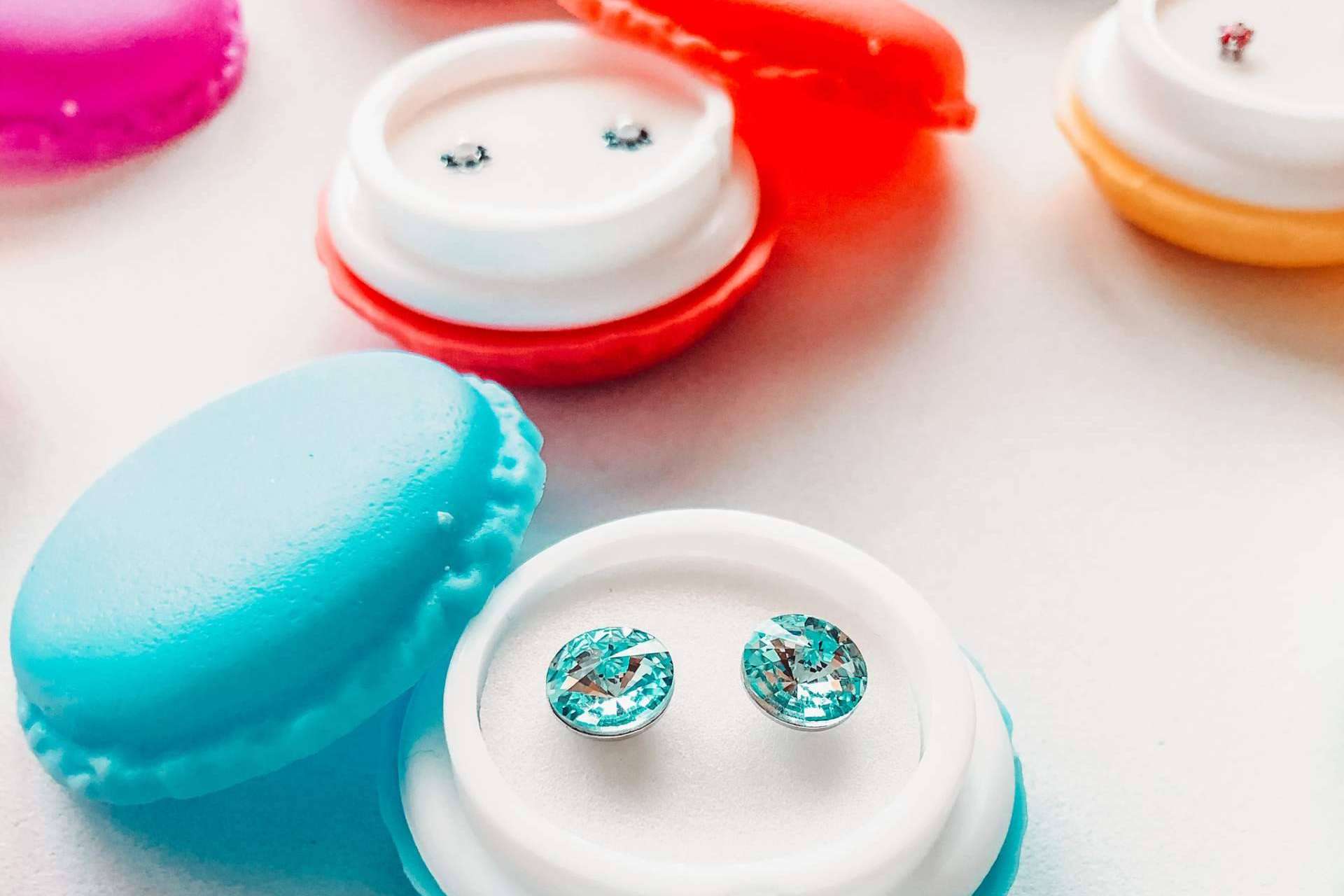 Piezas de joyería hipoalergénica en envases originales ideales para regalar, con BCLabs