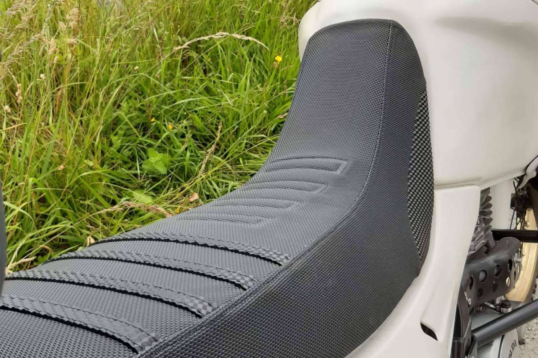 Un asiento cómodo es un gran compañero para viajar en moto, por JM-Fundas