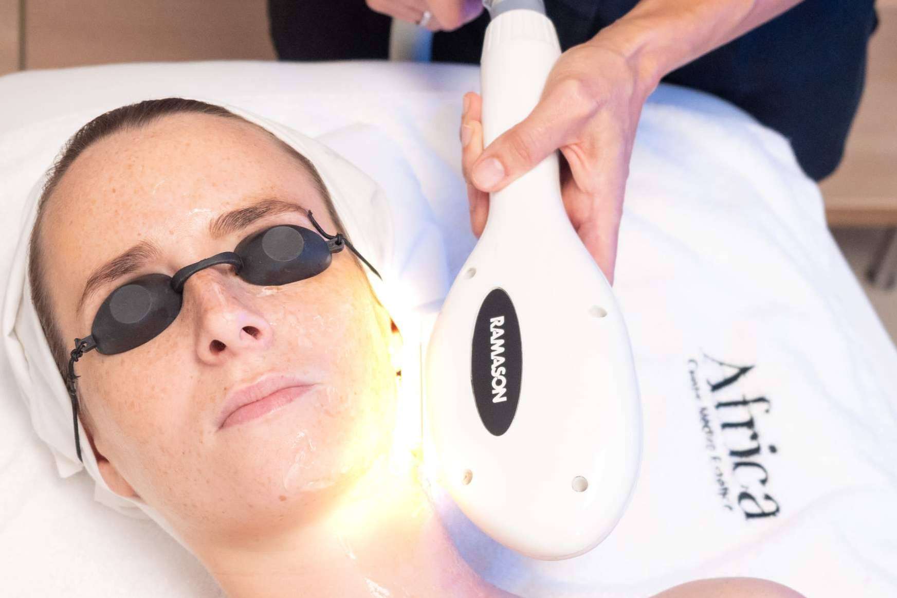 Los especialistas en tratamientos para el rejuvenecimiento facial de Centro Médico Estético África