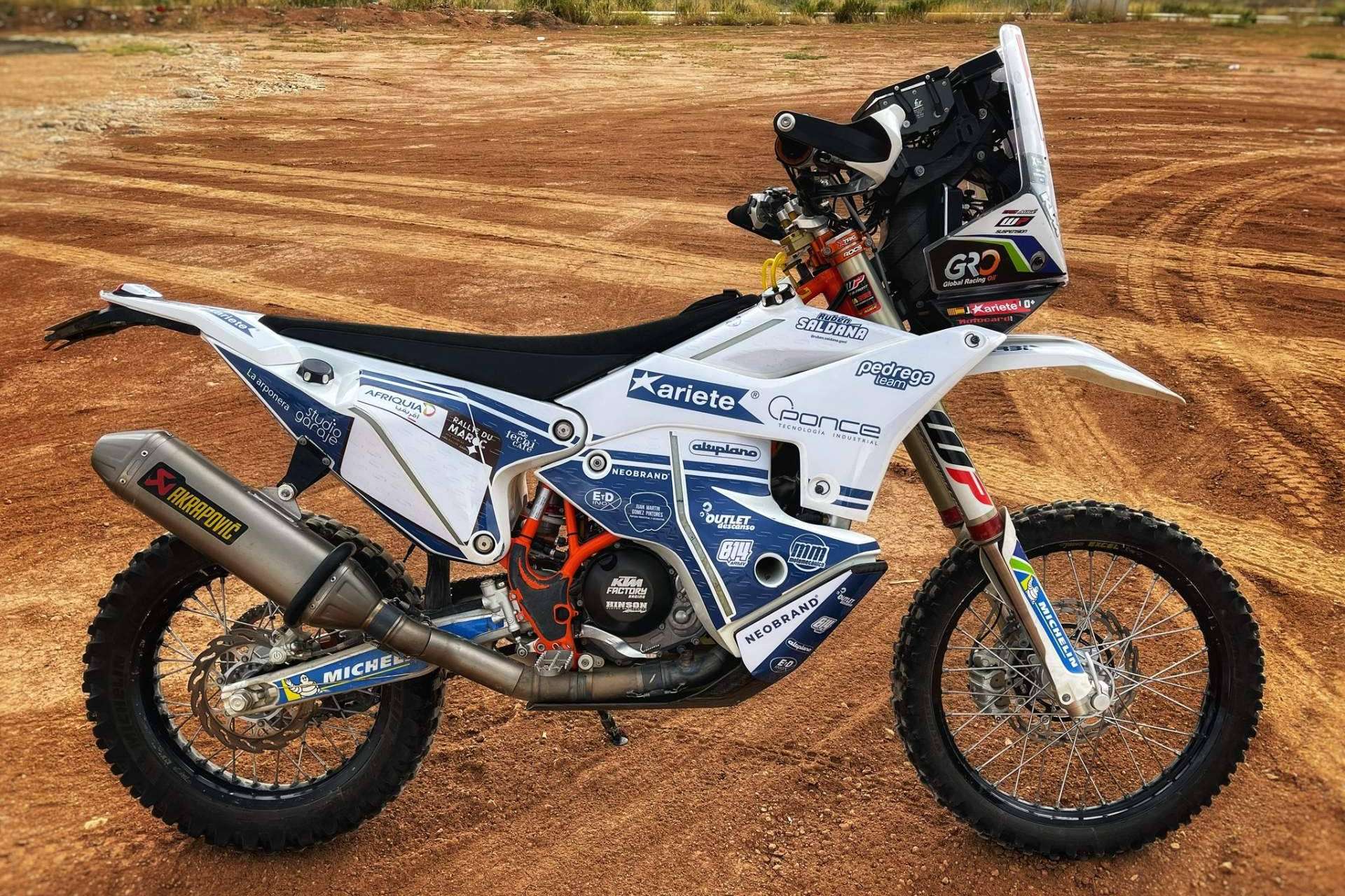 Plásticos y adhesivos de motocross para dar un nuevo aspecto a la moto