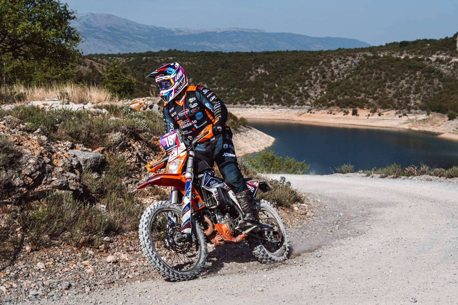 ADHESIVOSEMBARRADOS y sus equipaciones personalizadas para los amantes de las motos