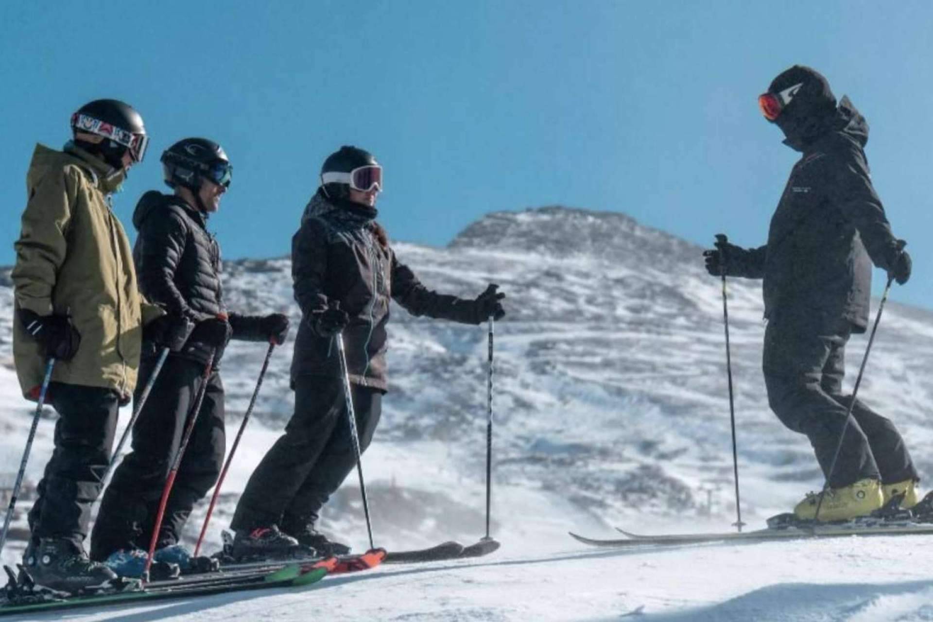 Clases de esquí y snowboard con descuento en Sierra Nevada en abril
