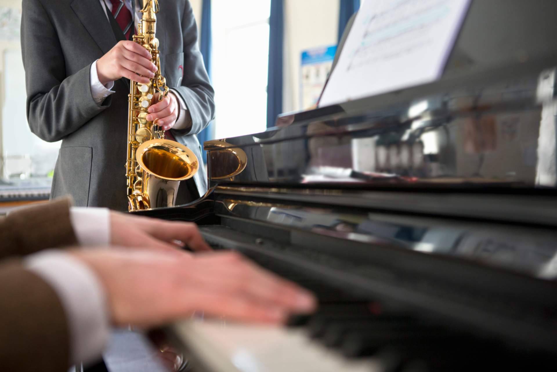 Escuela de Música La Clave ofrece cursos de formación musical para aprender a tocar instrumentos clásicos y modernos