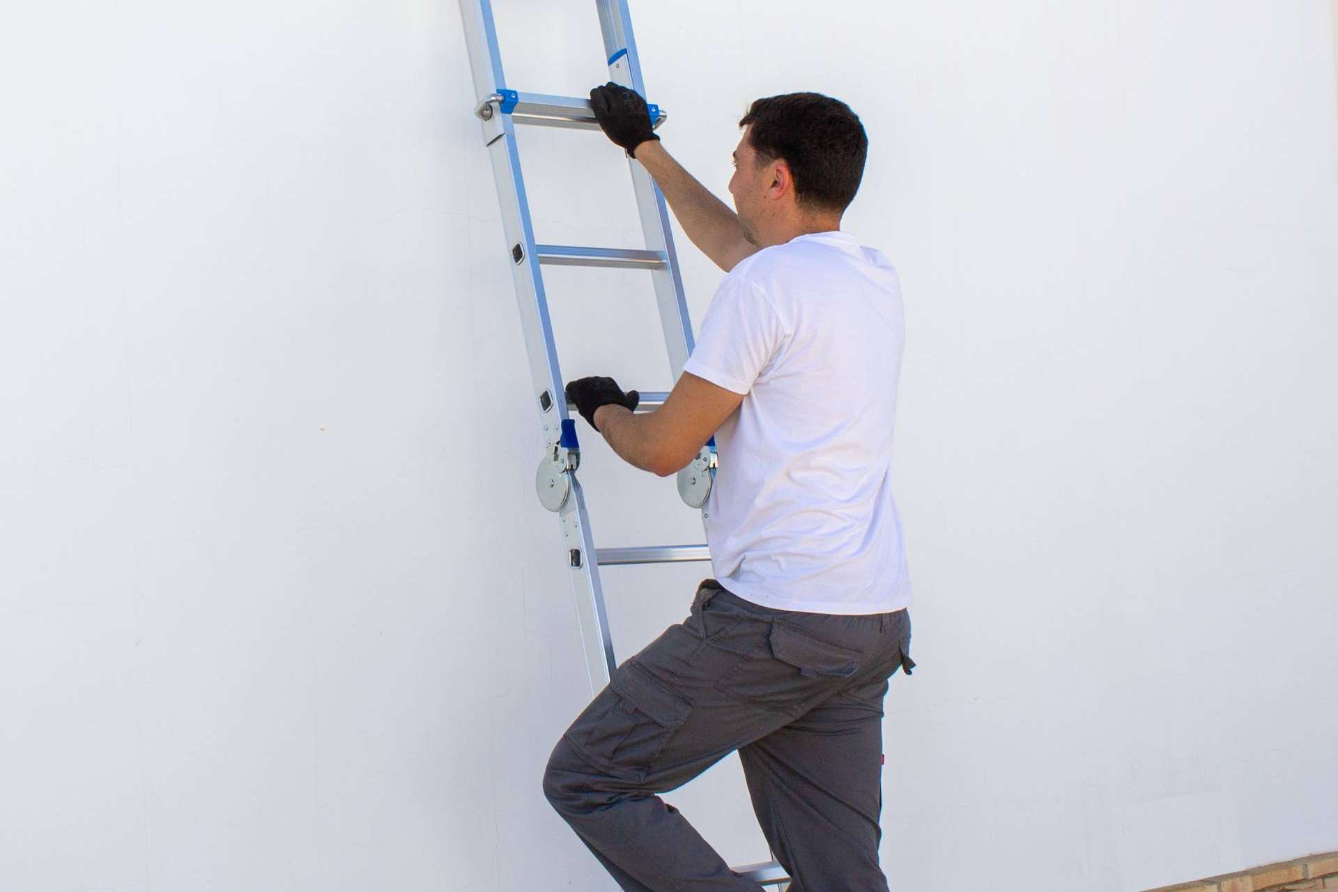 Amplio catálogo de escaleras de aluminio profesionales, con IBERANDAMIOS
