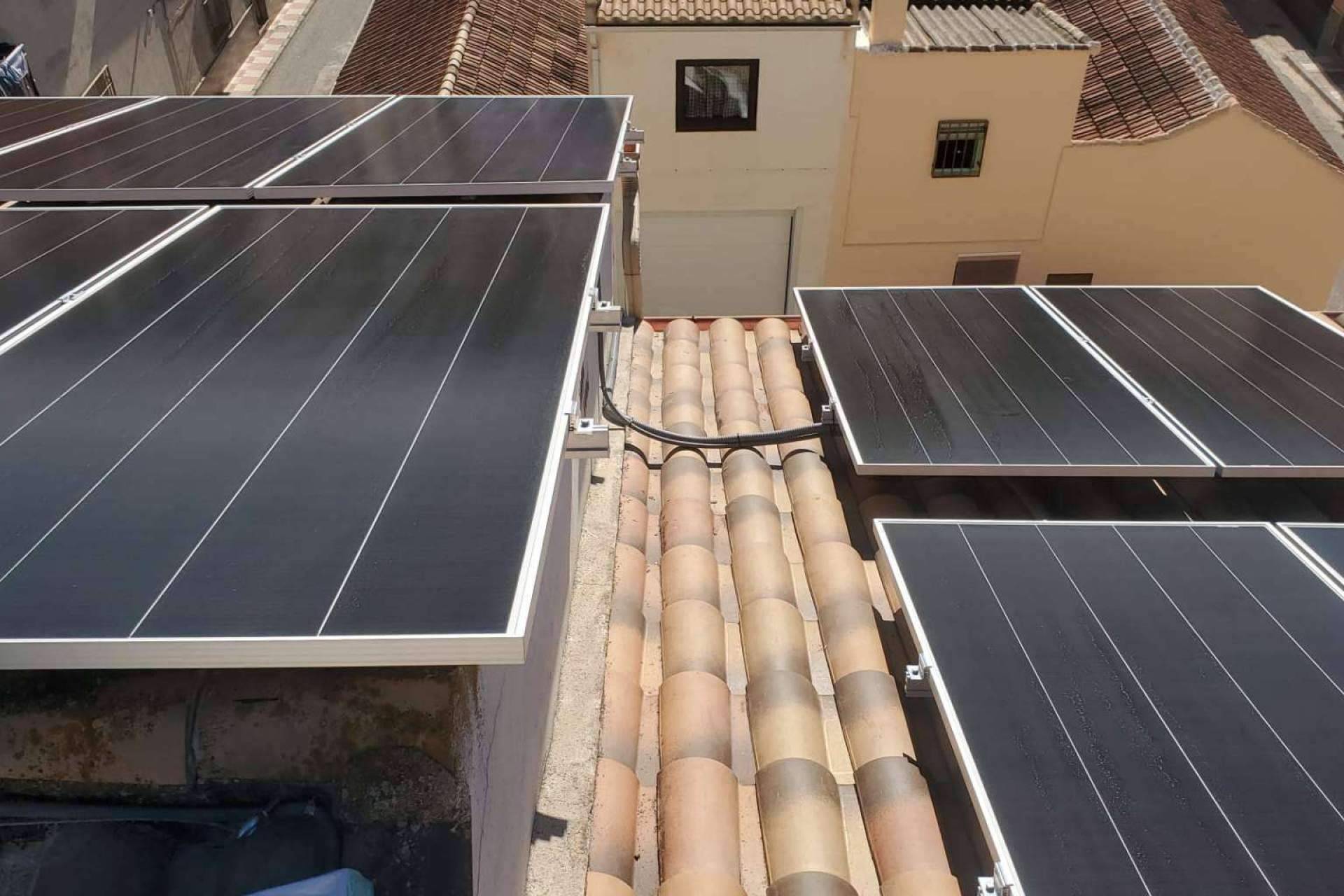 Grupo Jalcris brinda instalaciones de paneles fotovoltaicos con cero de inversión inicial