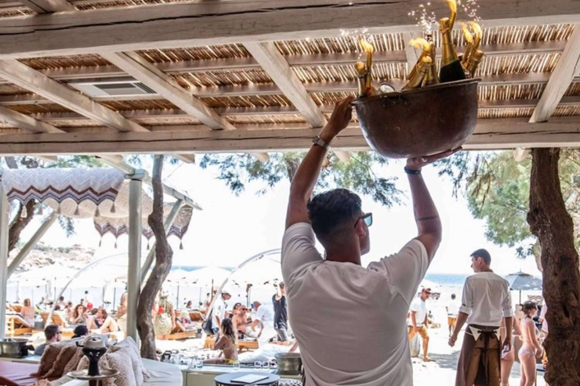 Lujo y aventuras increíbles en los clubes de playa en Mykonos, de la mano de LuxGroup
