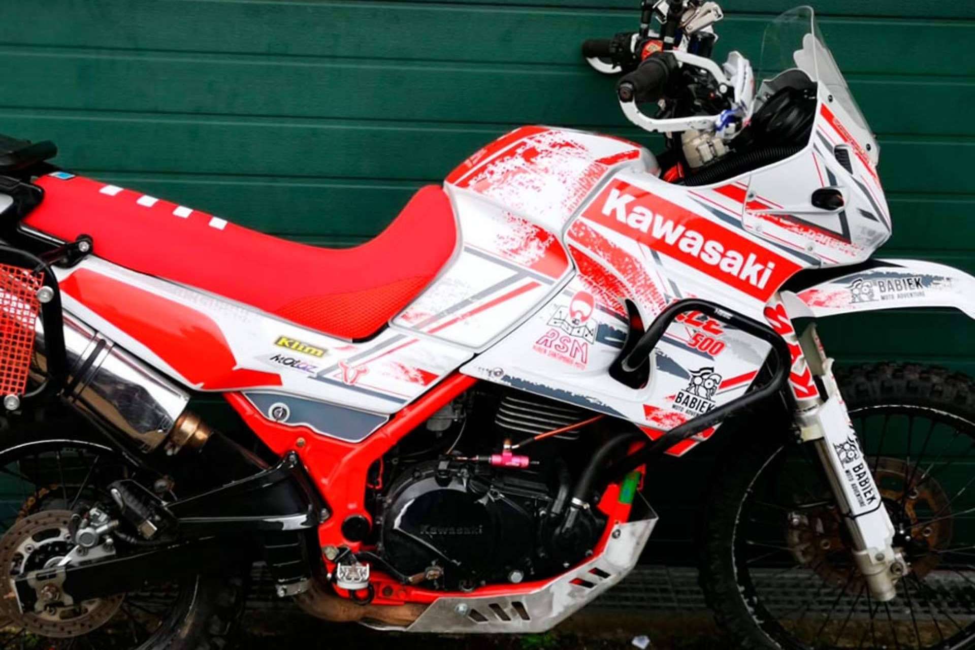 Personalización de motocicletas con ADHESIVOSEMBARRADOS