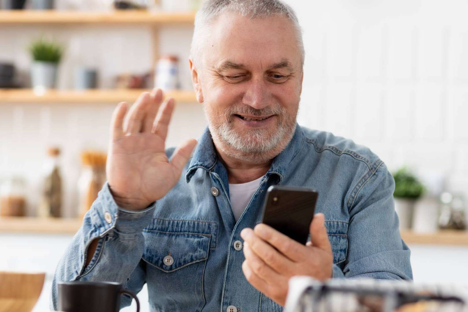 Ser mayor y vivir solo, un riesgo que Homedoctor ayuda a minimizar