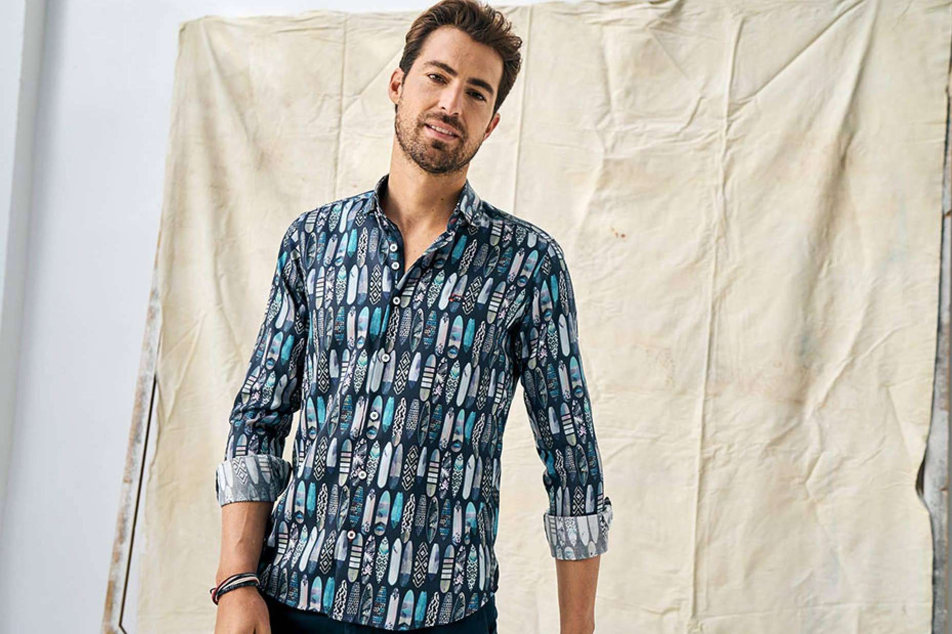 La versatilidad de las camisas de manga corta Surfcar