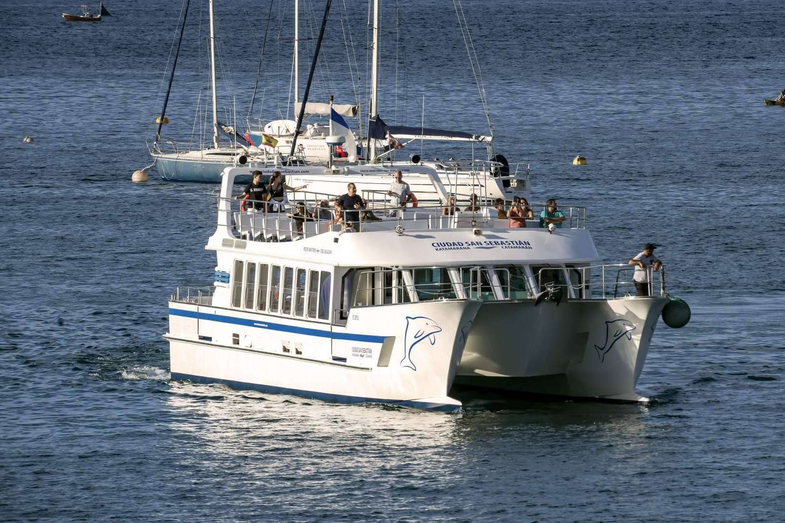 Catamaran Ciudad San Sebastián ofrece una mirada diferente de la costa donostiarra a bordo de un navío sostenible