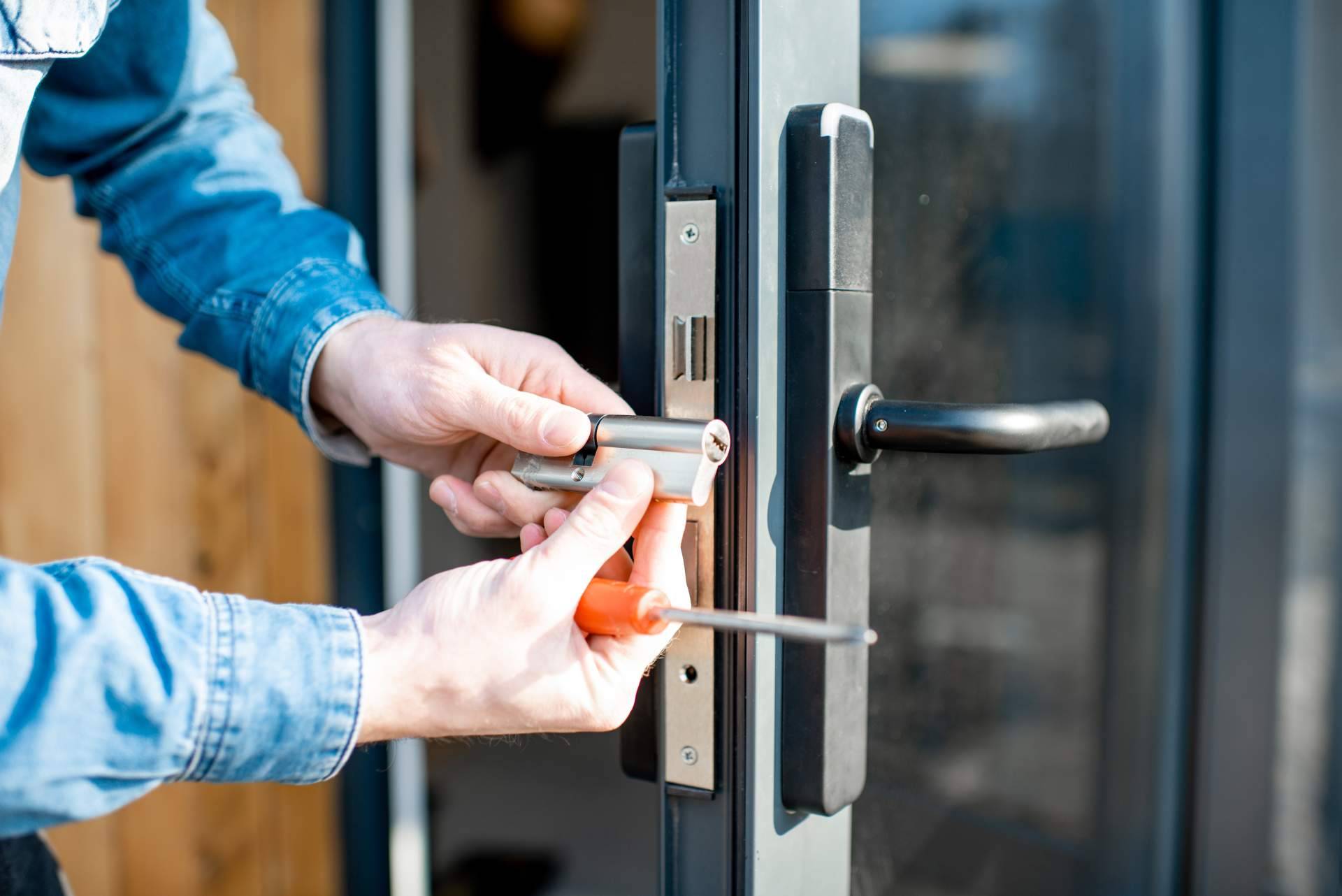 Soluciones González ofrece un servicio de cerrajería disponible las 24 horas en Madrid
