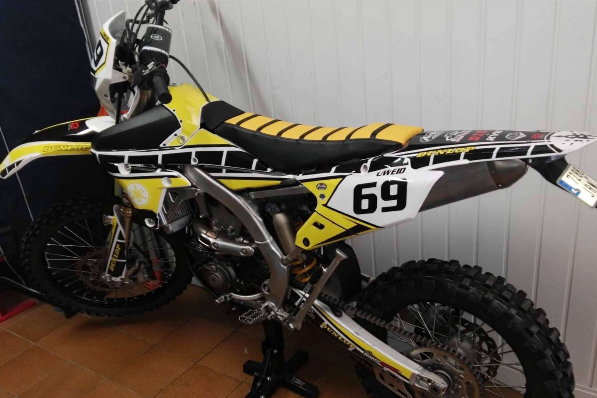 Nuevos kits de adhesivos para moto disponibles en ADHESIVOSEMBARRADOS