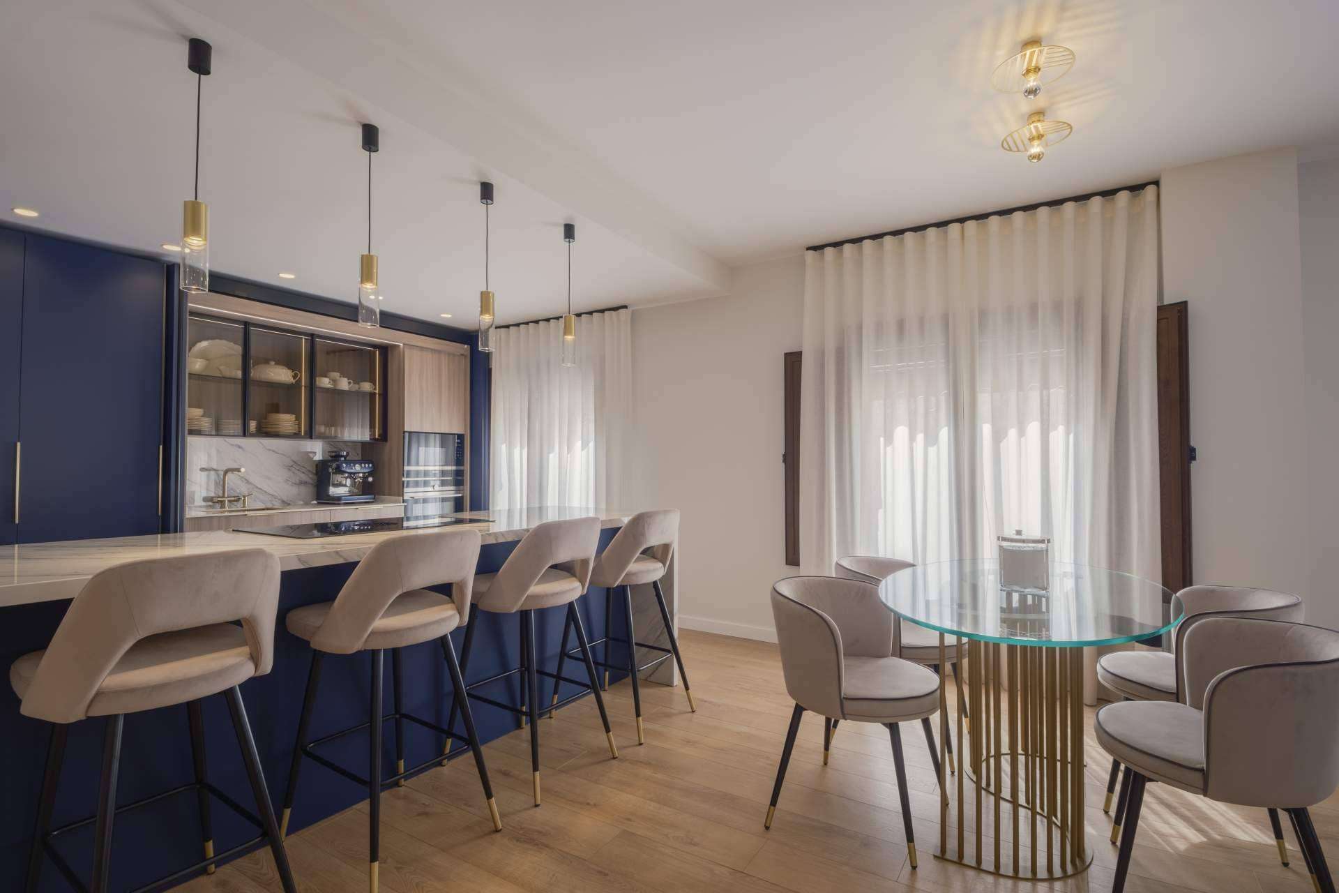 Jesús Pino aplica el estilo Mid Century en su proyecto de interiorismo en el centro de Motril