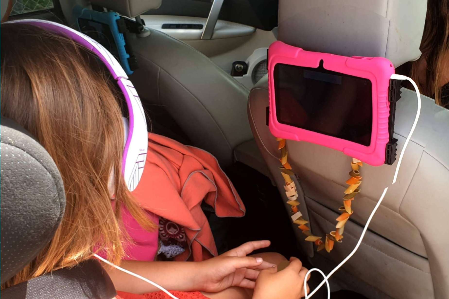 SaveFamily ofrece una tablet con funciones seguras para entretener a los niños durante largos viajes