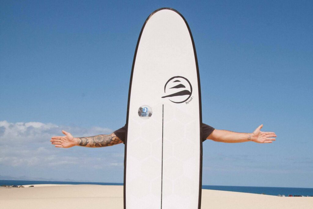 Tablas de surf híbridas; versatilidad, maniobrabilidad y velocidad en