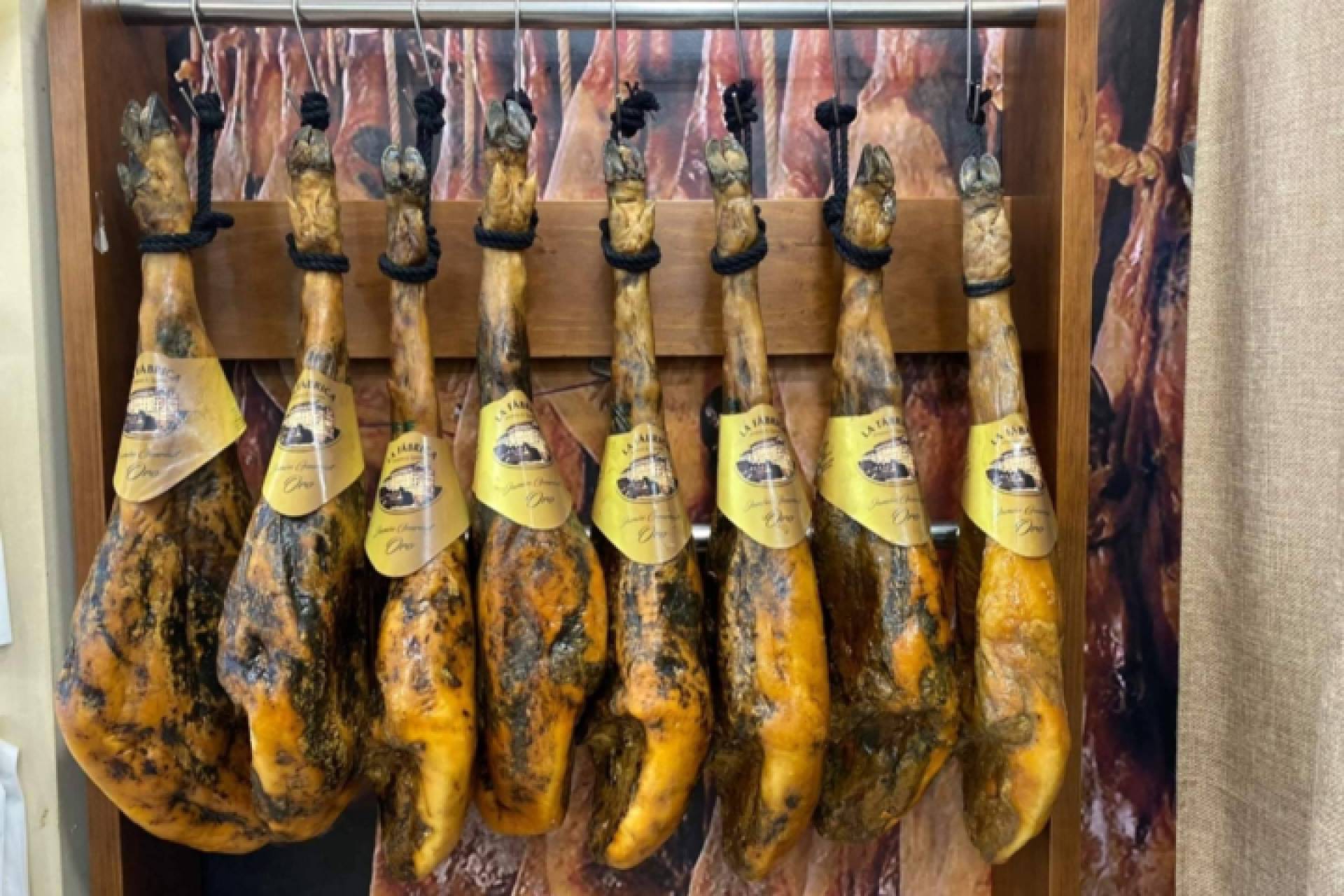 Una amplia selección de jamones y quesos de máxima calidad con La Fábrica Jamones & Quesos