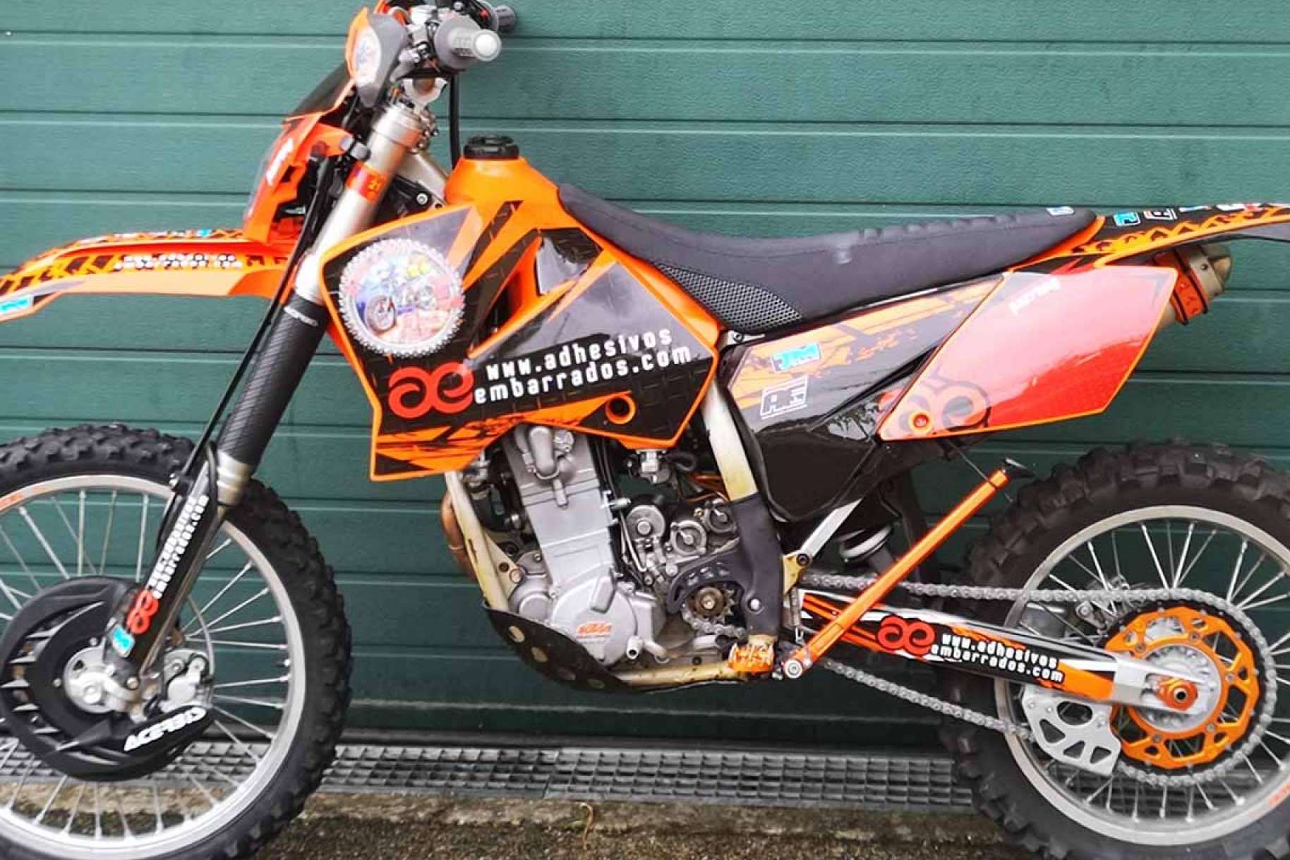 Kits de pegatinas personalizables para motos con ADHESIVOS EMBARRADOS