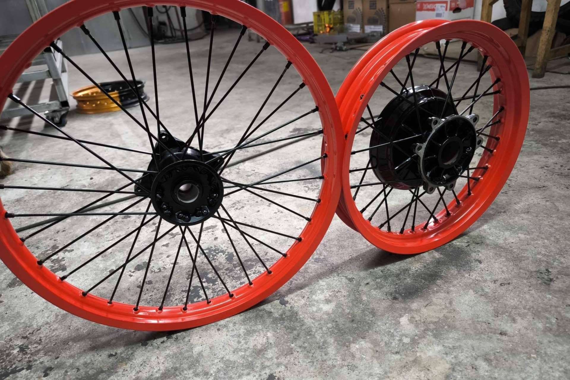 Servicios profesionales en llantas y piezas de moto; Restauración con pintura en polvo al horno de JJ Racing Coatings