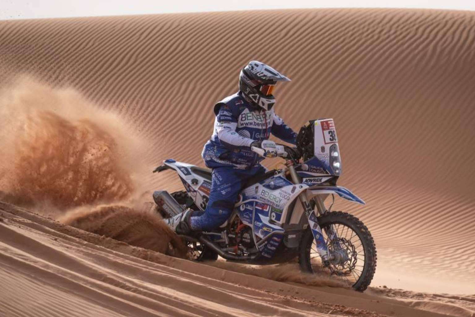 Innovación y diseño en adhesivos de moto personalizados para el DAKAR con ADHESIVOSEMBARRADOS