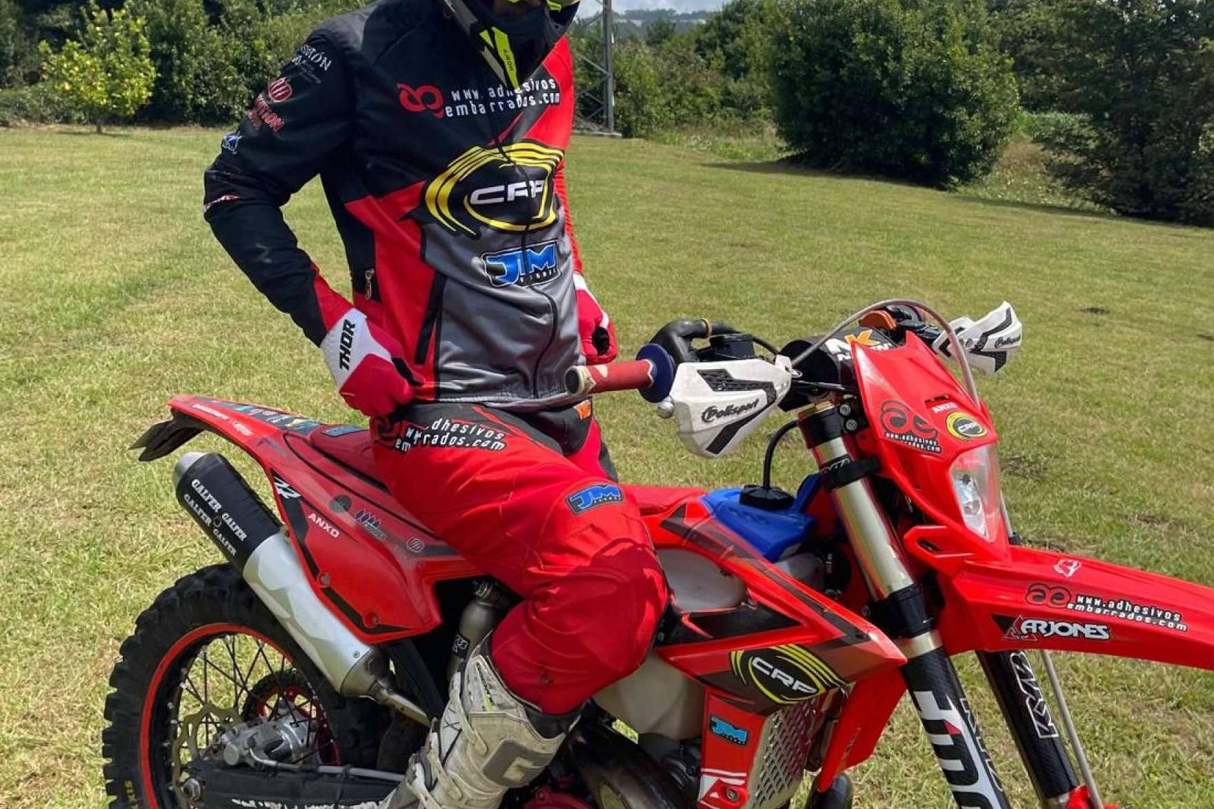 Ropa de motocross personalizada; el servicio que distingue a ADHESIVOSEMBARRADOS