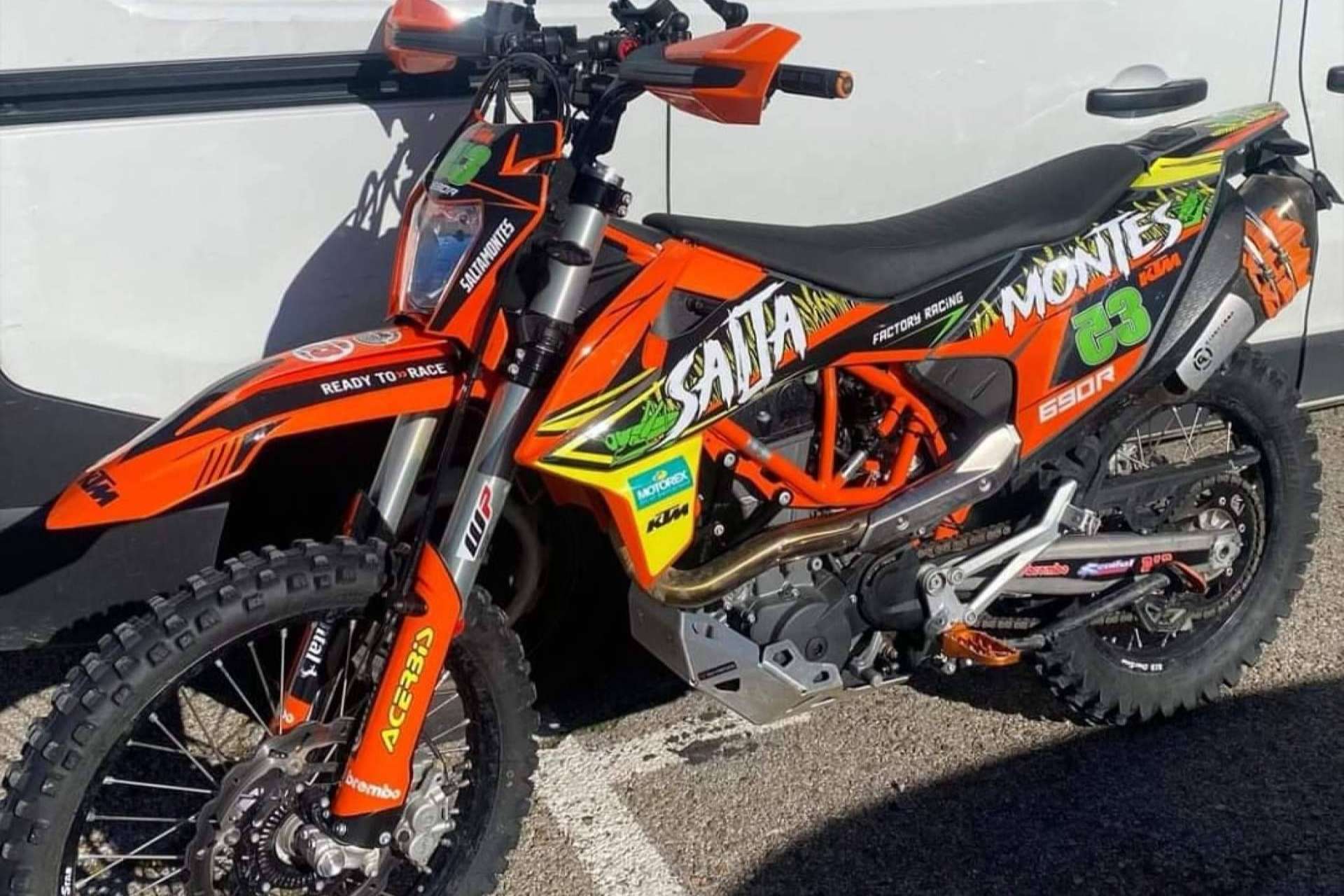 Nuevos diseños y materiales para motos off-road en ADHESIVOSEMBARRADOS