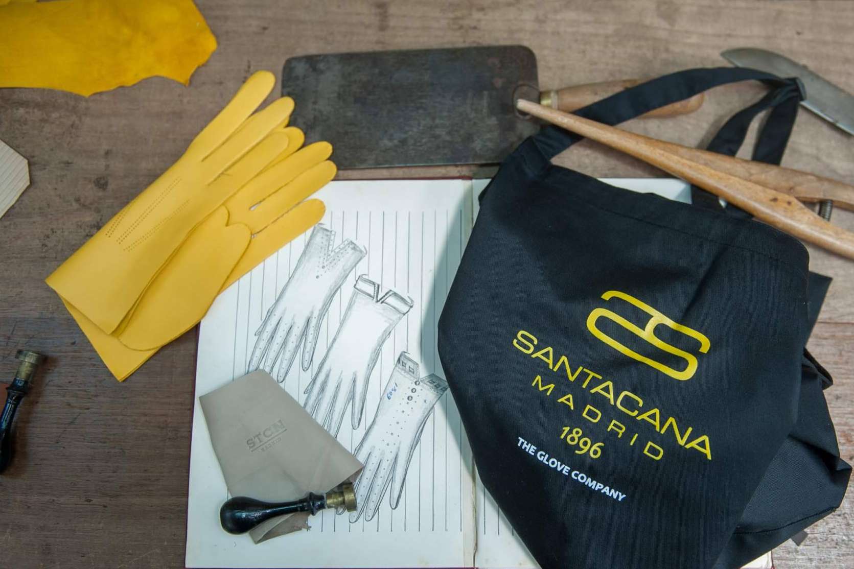 Santacana combina tradición y moda en su colección de guantes de piel para el invierno