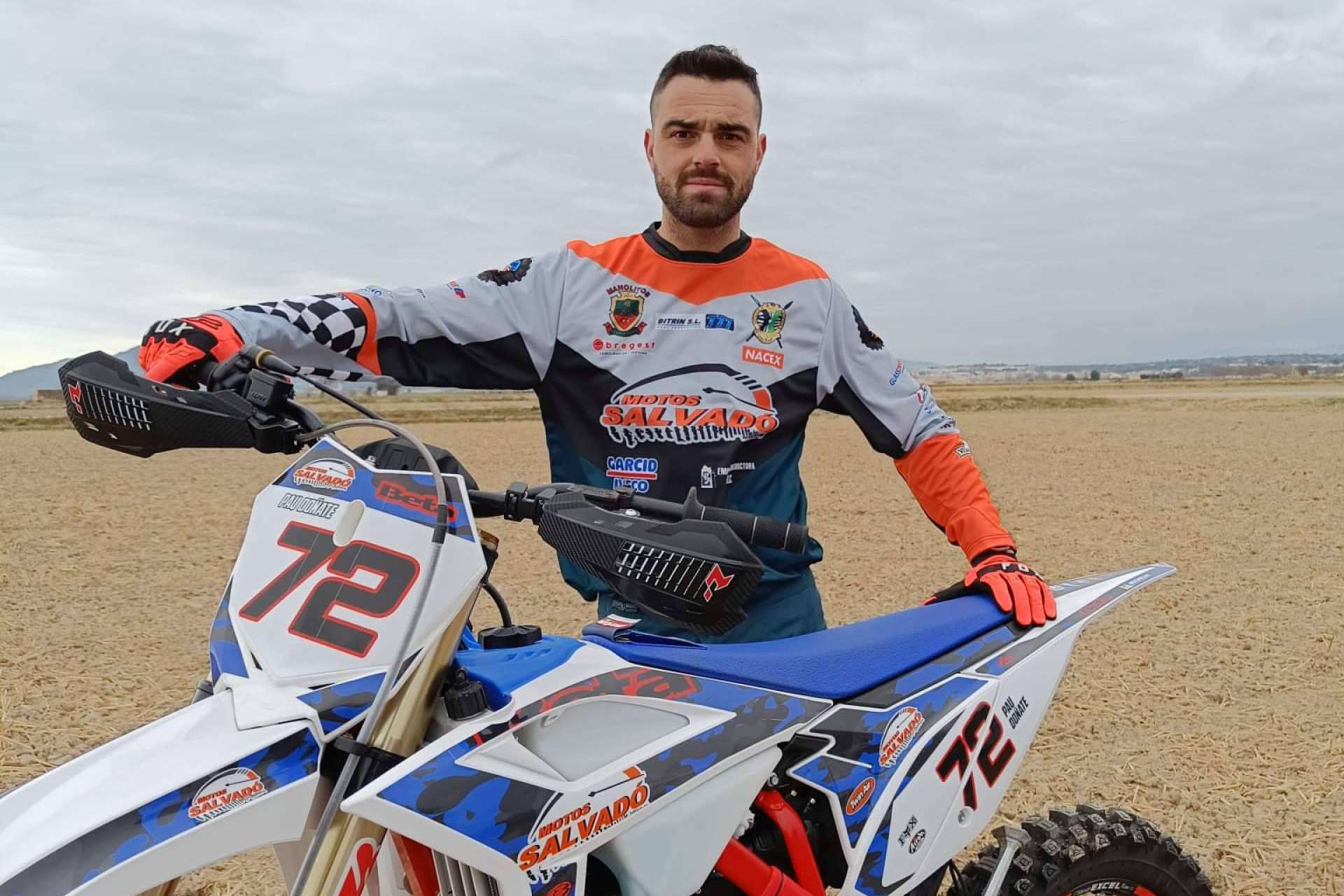Camiseta de motocross de alta resistencia, ADHESIVOSEMBARRADOS apuesta por el confort y el rendimiento