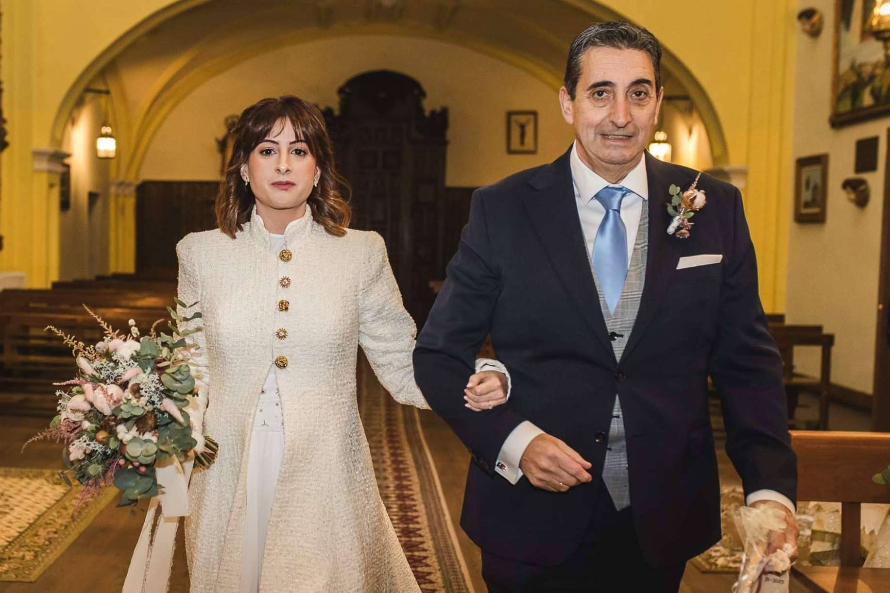 Abrigos y capas de novia; La clave para una boda de invierno de ensueño