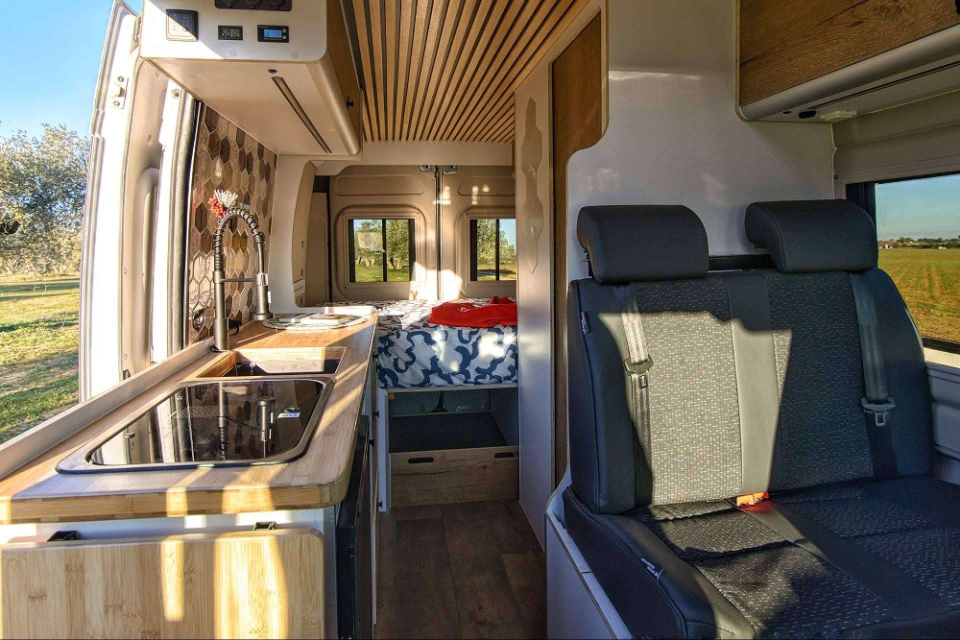Convertir una furgoneta en camper es posible con Fabricamper, expertos en Madrid
