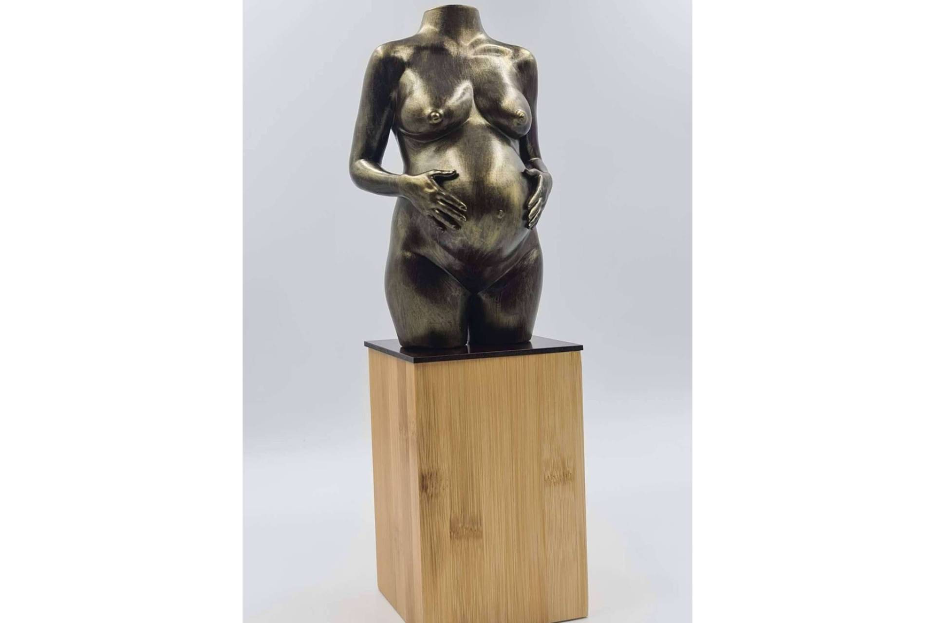 Una escultura del embarazo, el regalo para embarazada que perdura en el tiempo