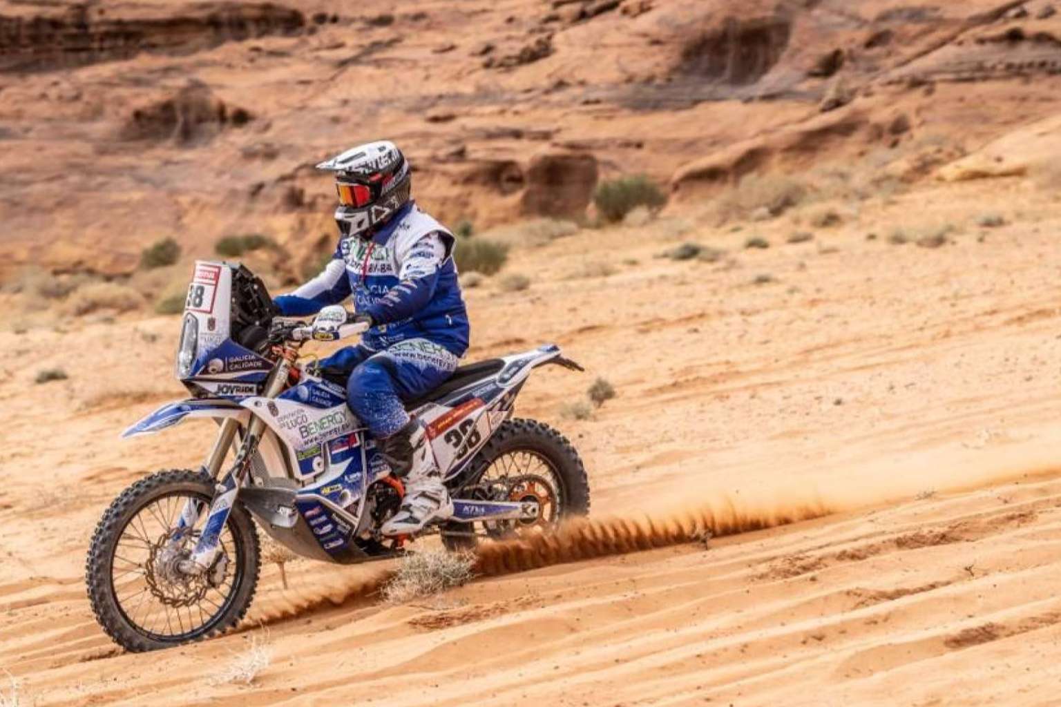 ADHESIVOSEMBARRADOS ofrece una amplia gama de kits de pegatinas personalizadas para motos de enduro y motocross