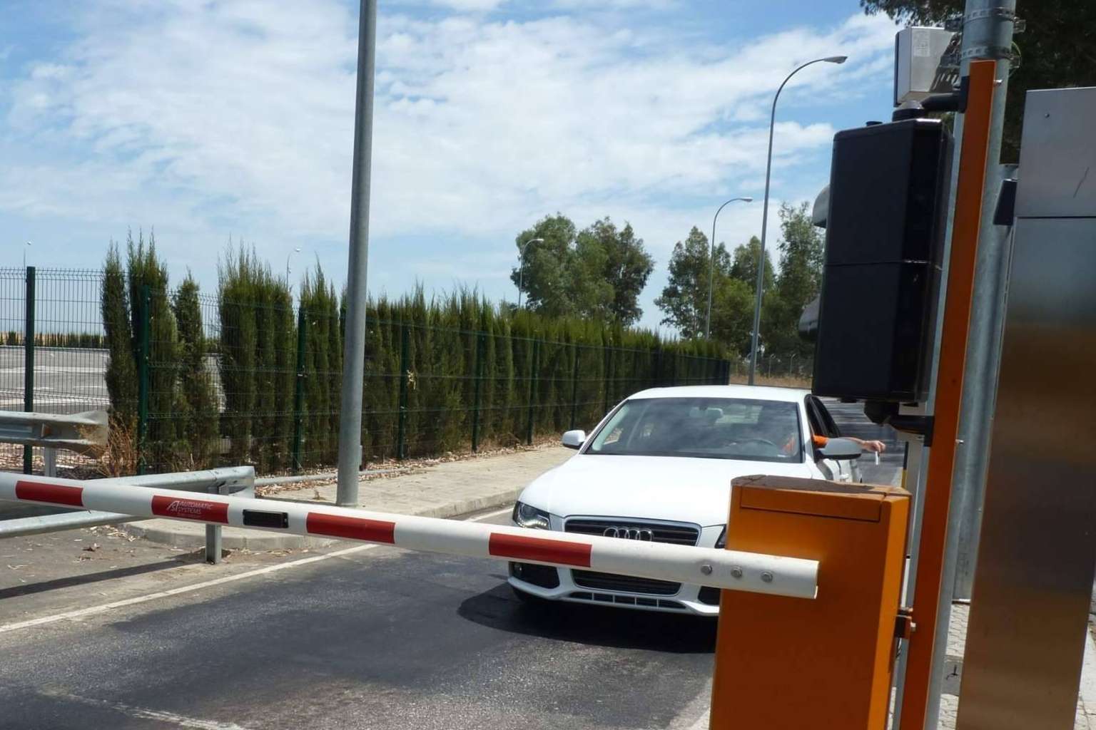 IEST mejora la trazabilidad y seguridad con nuevos sistemas de control de accesos vehículos para uso corporativo