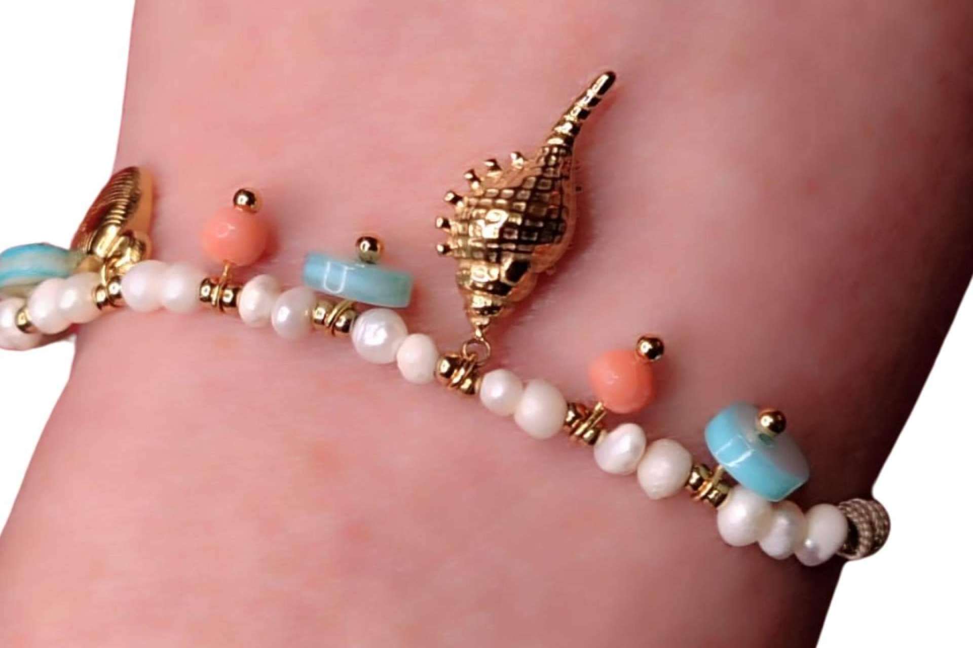 Estiloneu anticipa las tendencias del verano en pulseras y tobilleras de bisutería