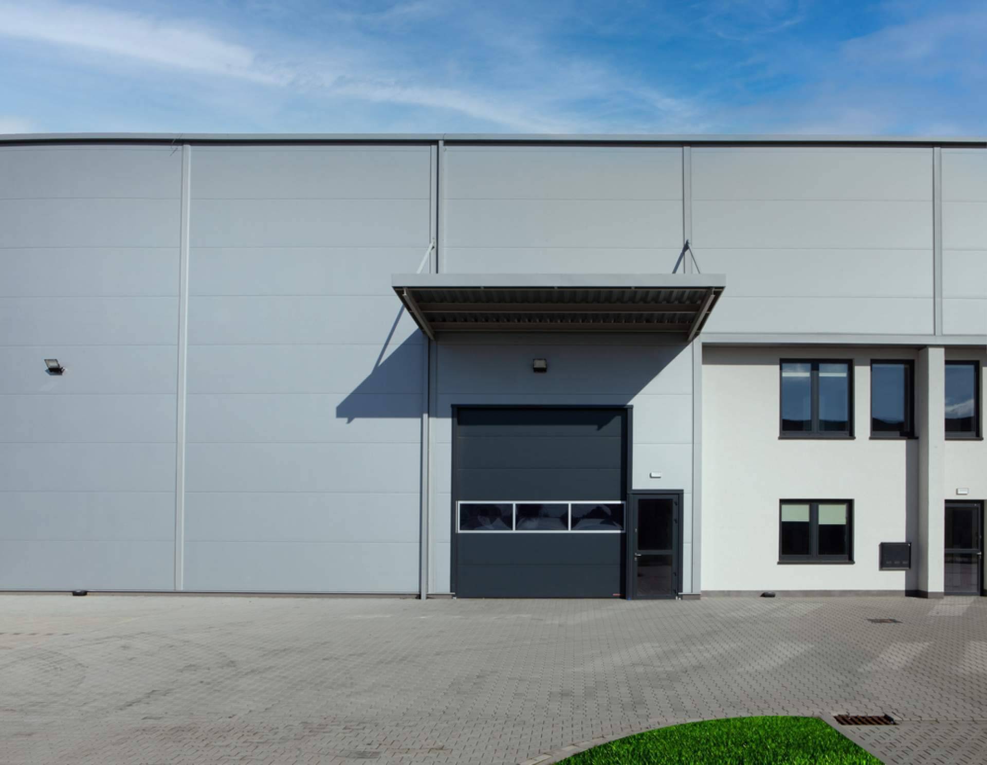 Venta de nave industrial, qué impuestos deben considerarse en la operación