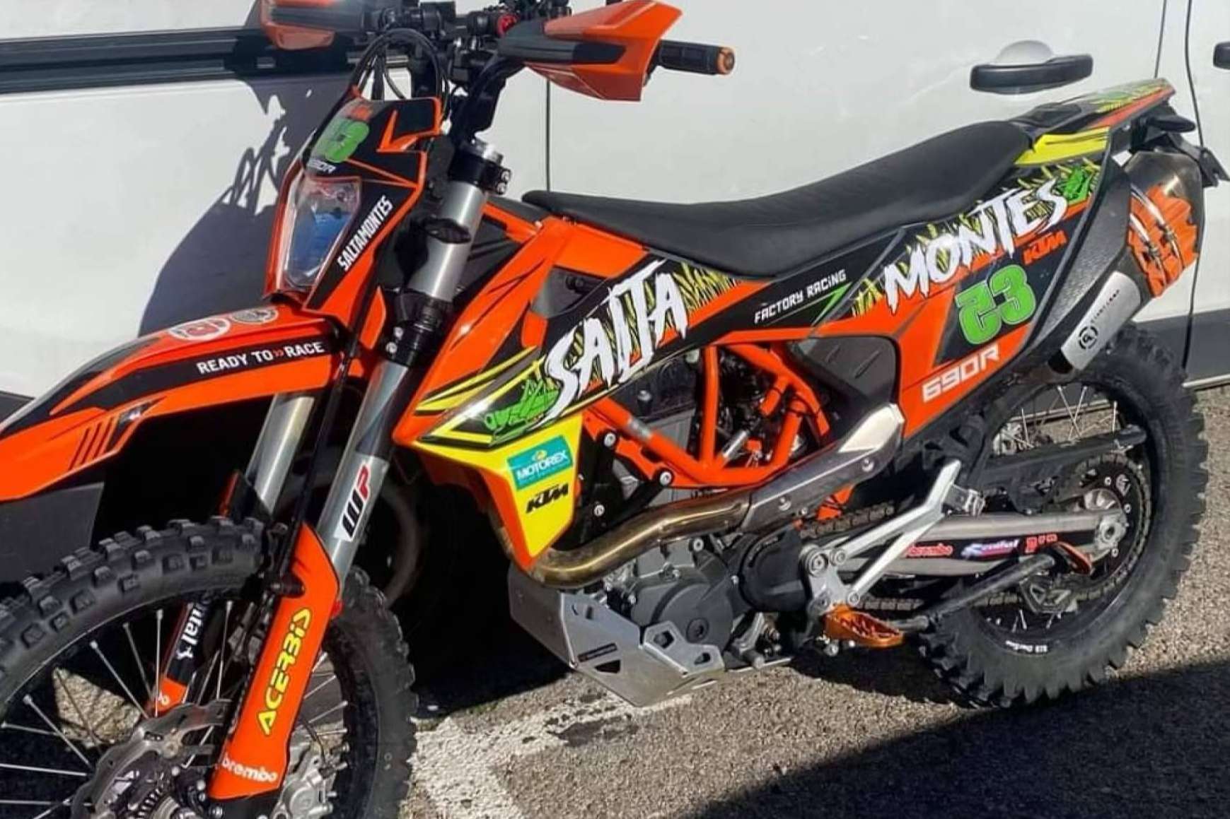 ADHESIVOSEMBARRADOS refuerza su apuesta por el diseño offroad personalizado con plásticos y adhesivos