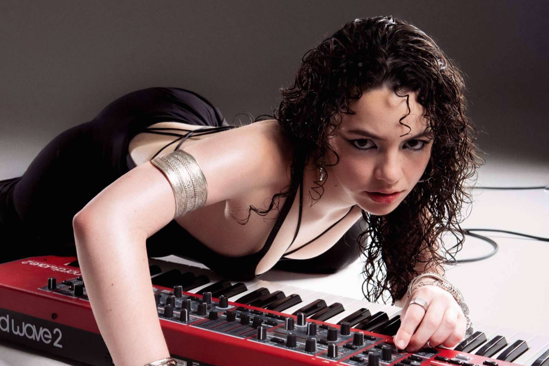 Laia Alcolea presenta su primer single 'NO ME FÍO DE MÍ' remezclado por DELAPORTE