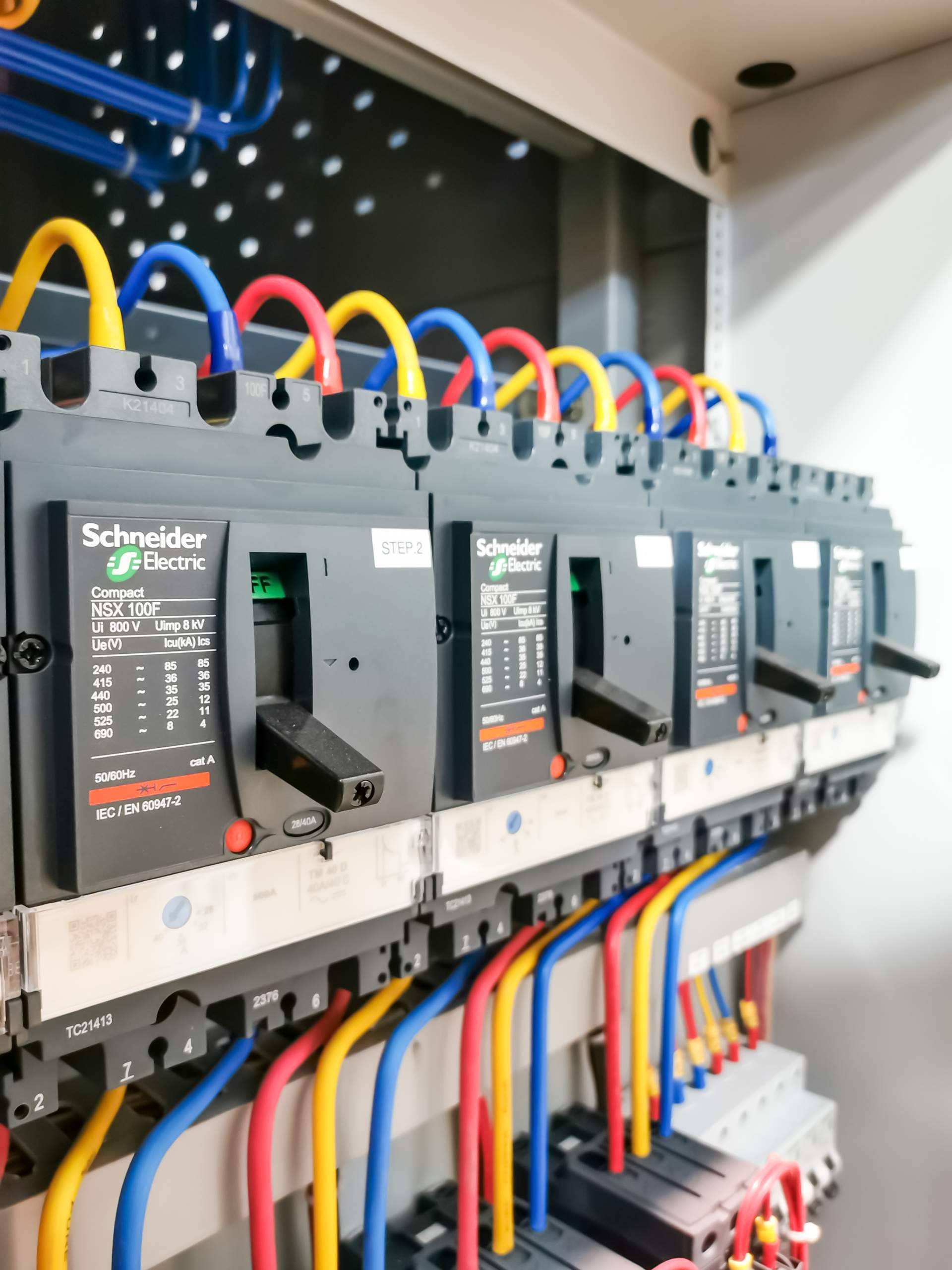 Soluciones Schneider Electric en stock, la propuesta online de Cadenza Electric para profesionales del sector